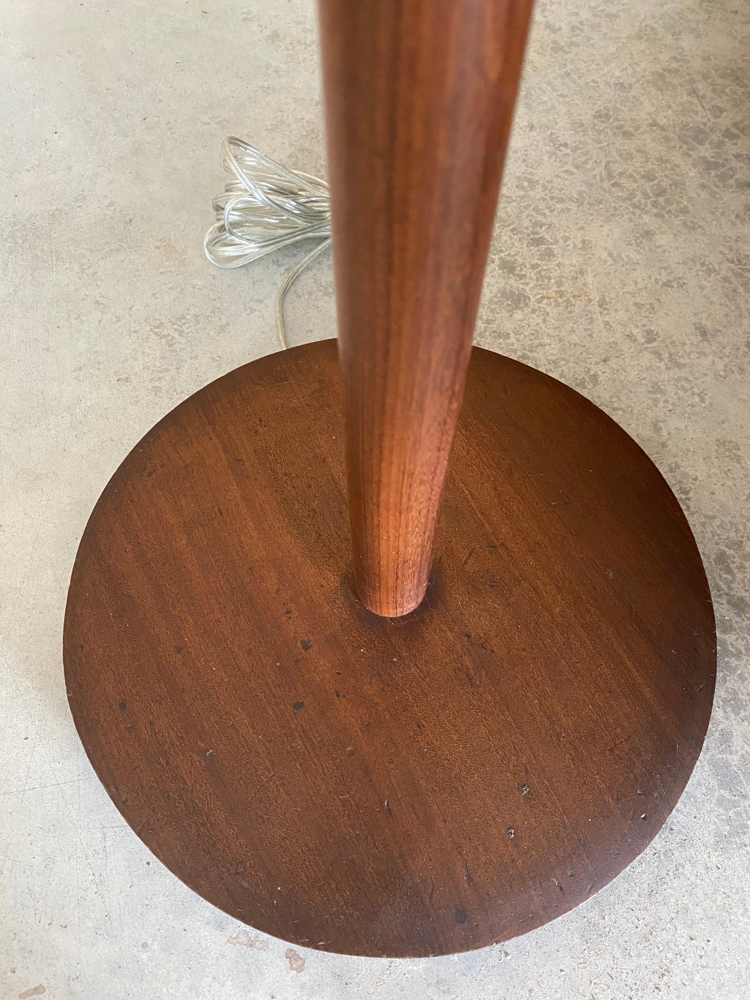 Abat-jour tressé Lampadaire moderne danois en noyer en vente 2