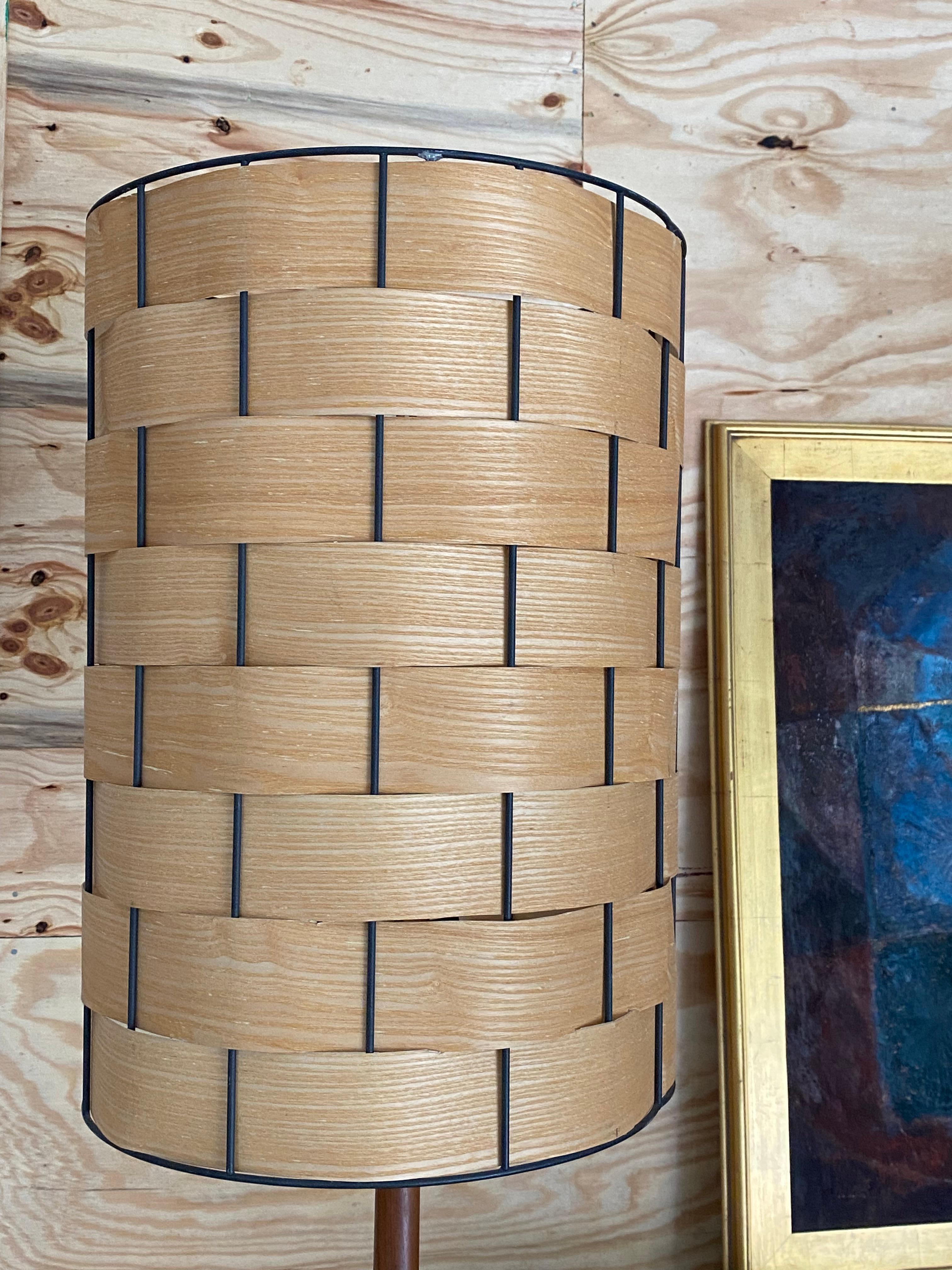 Abat-jour tressé Lampadaire moderne danois en noyer en vente 8