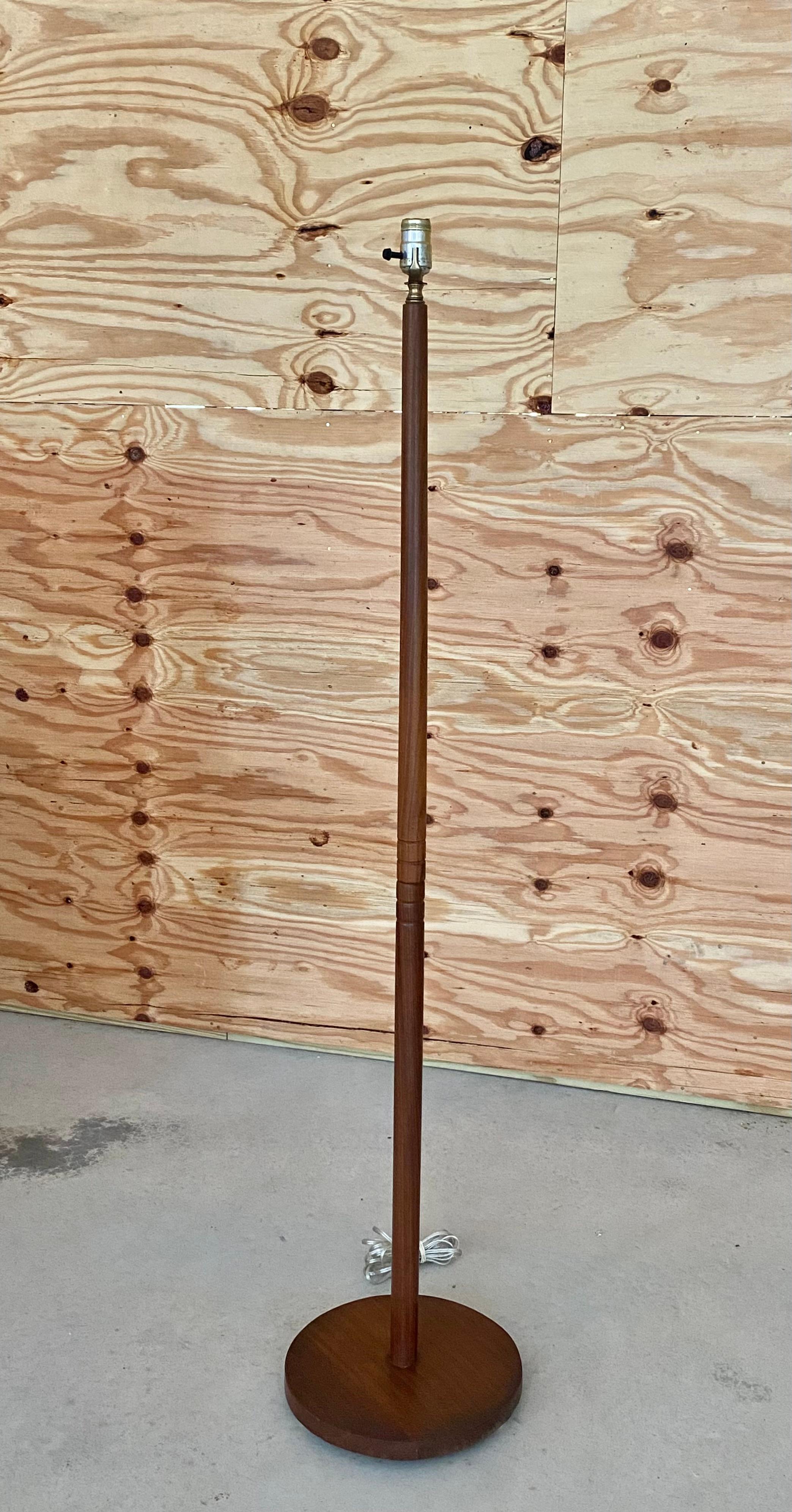 Scandinave moderne Abat-jour tressé Lampadaire moderne danois en noyer en vente