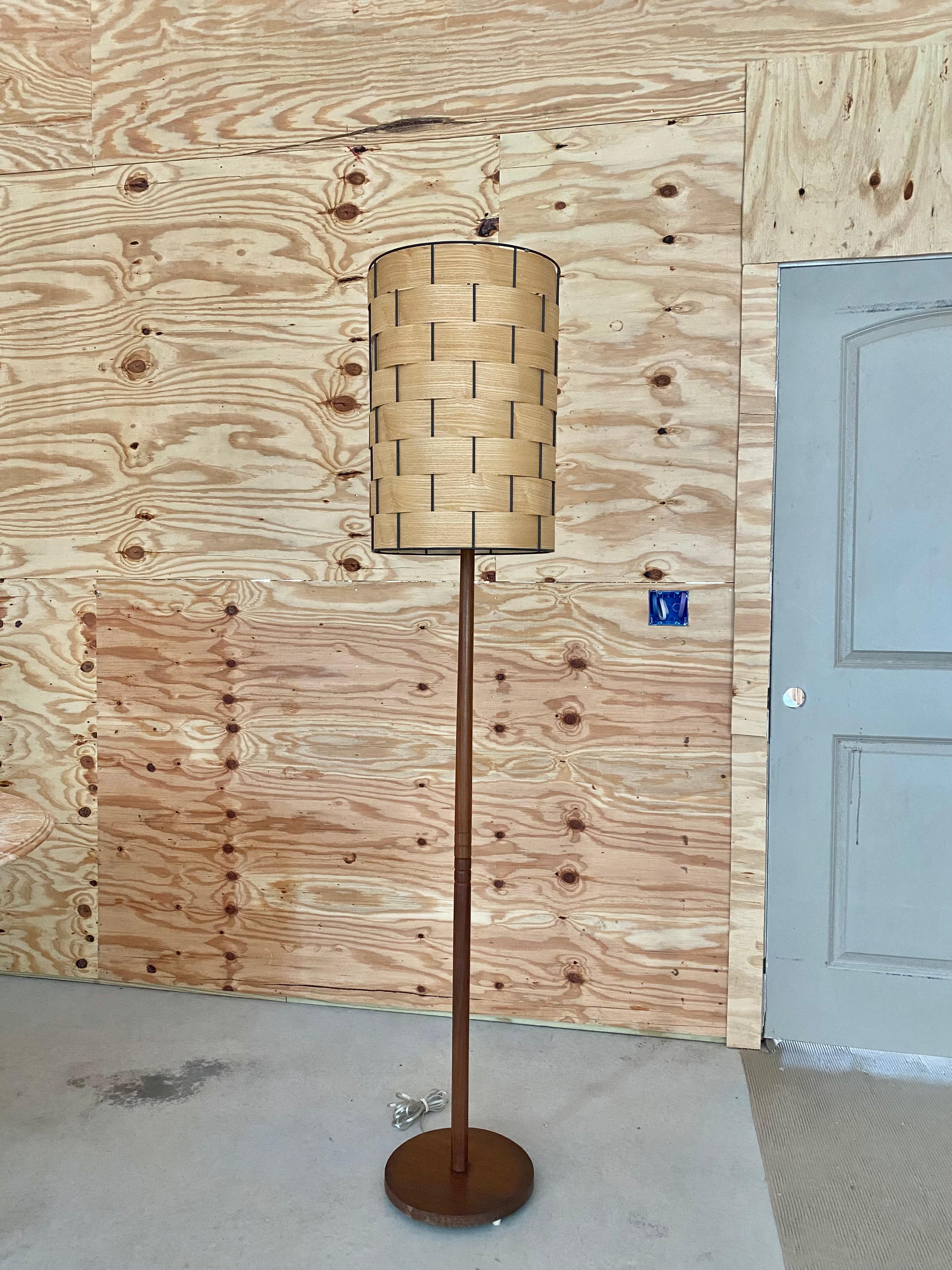 20ième siècle Abat-jour tressé Lampadaire moderne danois en noyer en vente