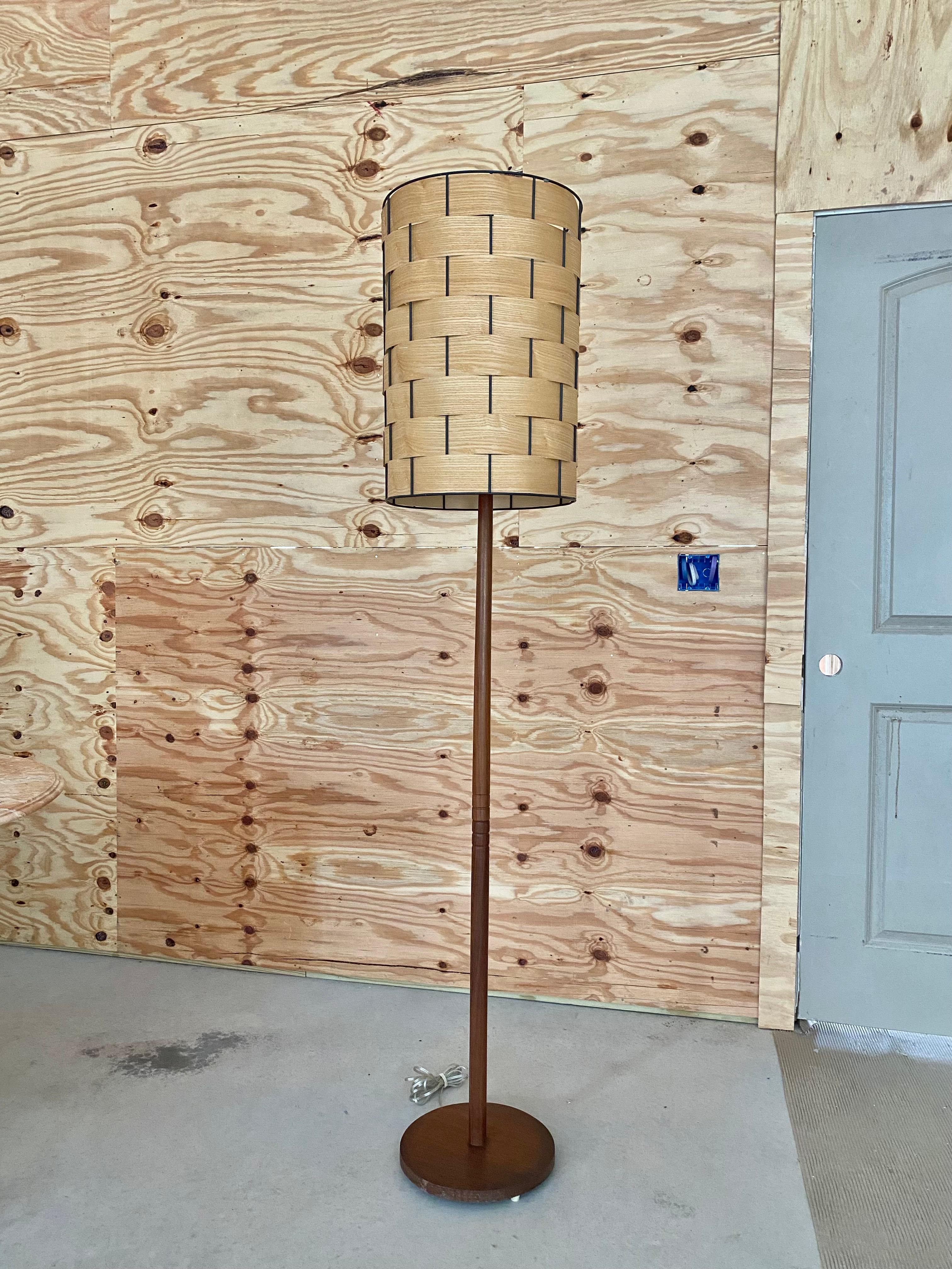 Métal Abat-jour tressé Lampadaire moderne danois en noyer en vente