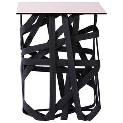 Table d'appoint contemporaine, base en coton noir solidifié, surface en miroir or rose