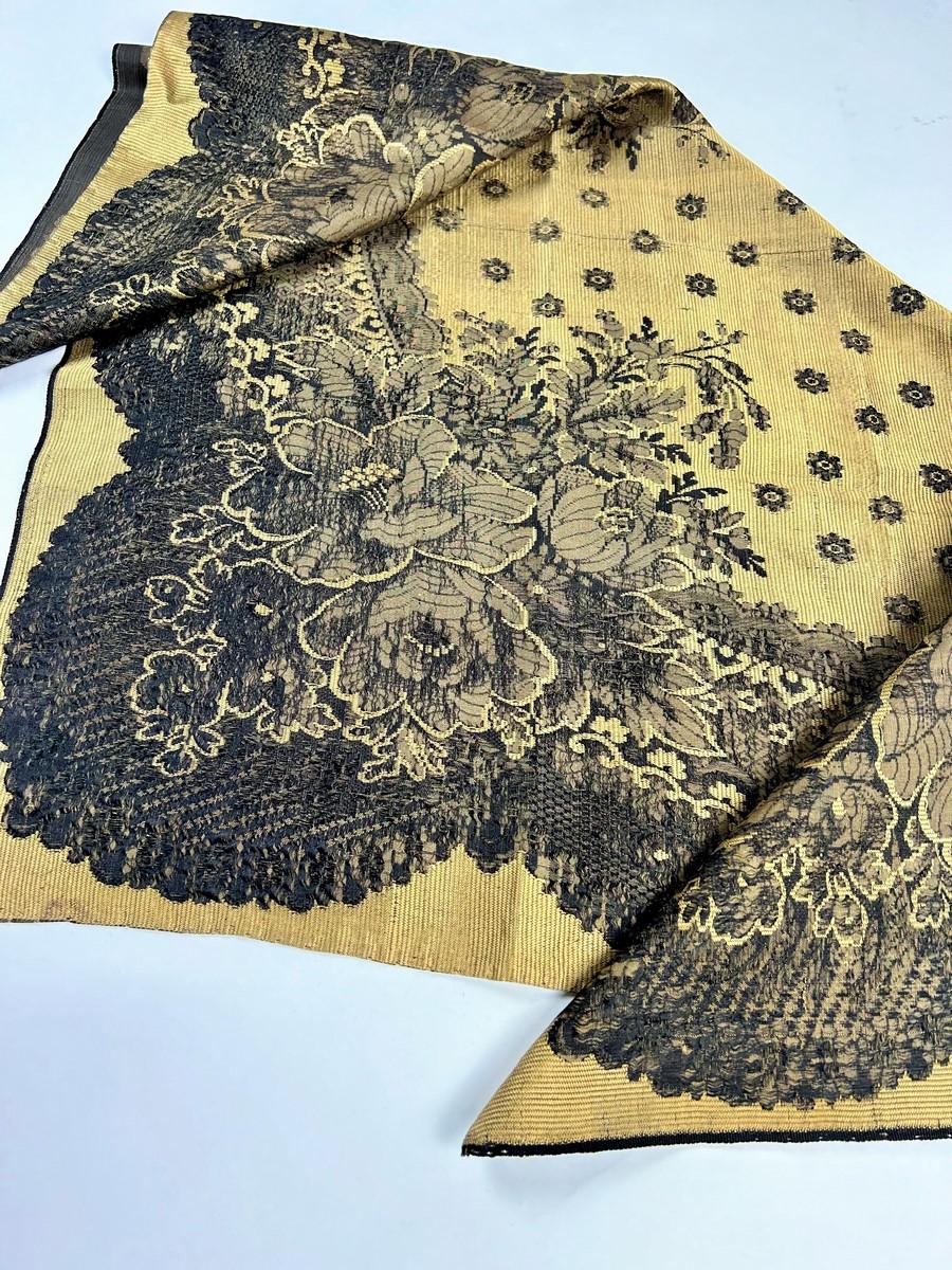 Woven silk fichu with lace decoration - France or Russia Circa 1865 For Sale 6