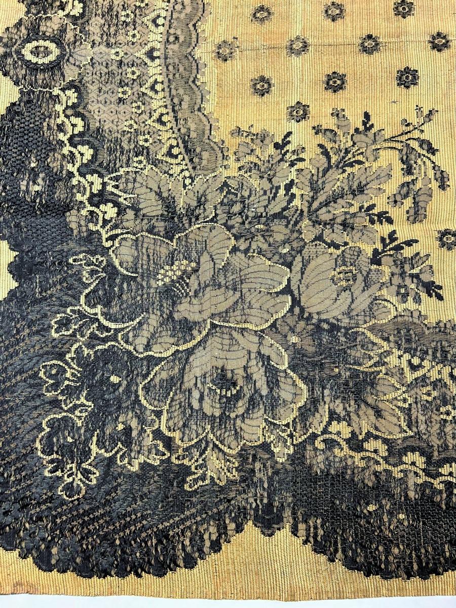 Women's or Men's Woven silk fichu with lace decoration - France or Russia Circa 1865 For Sale