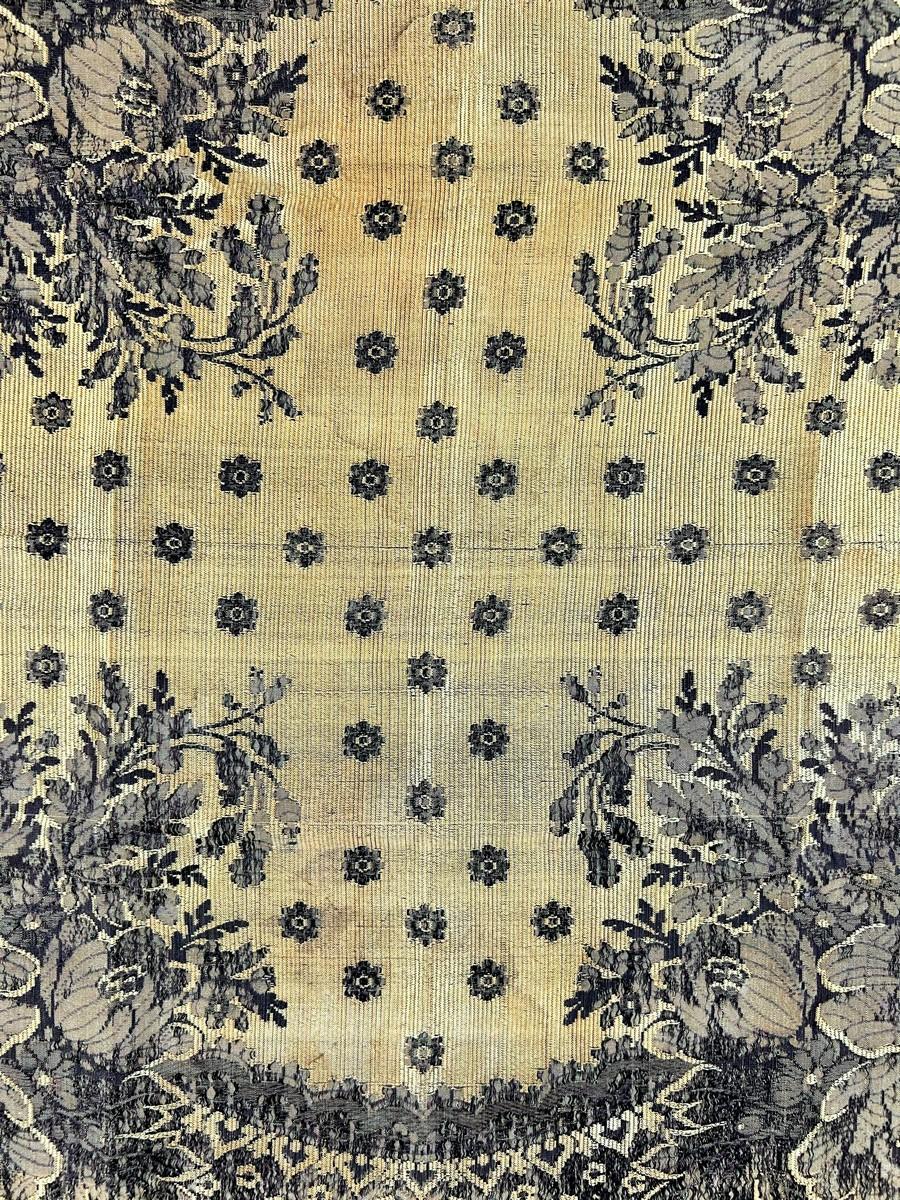 Woven silk fichu with lace decoration - France or Russia Circa 1865 For Sale 1