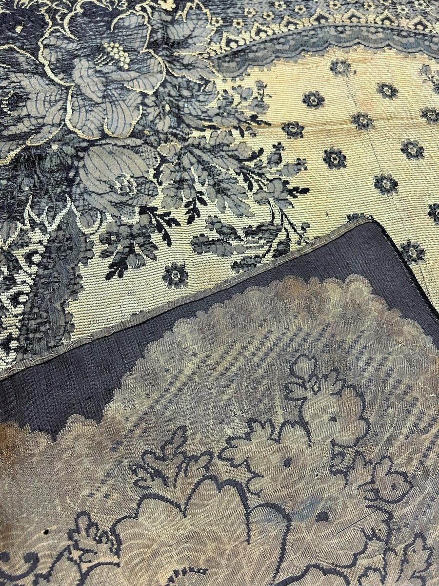 Woven silk fichu with lace decoration - France or Russia Circa 1865 For Sale 4