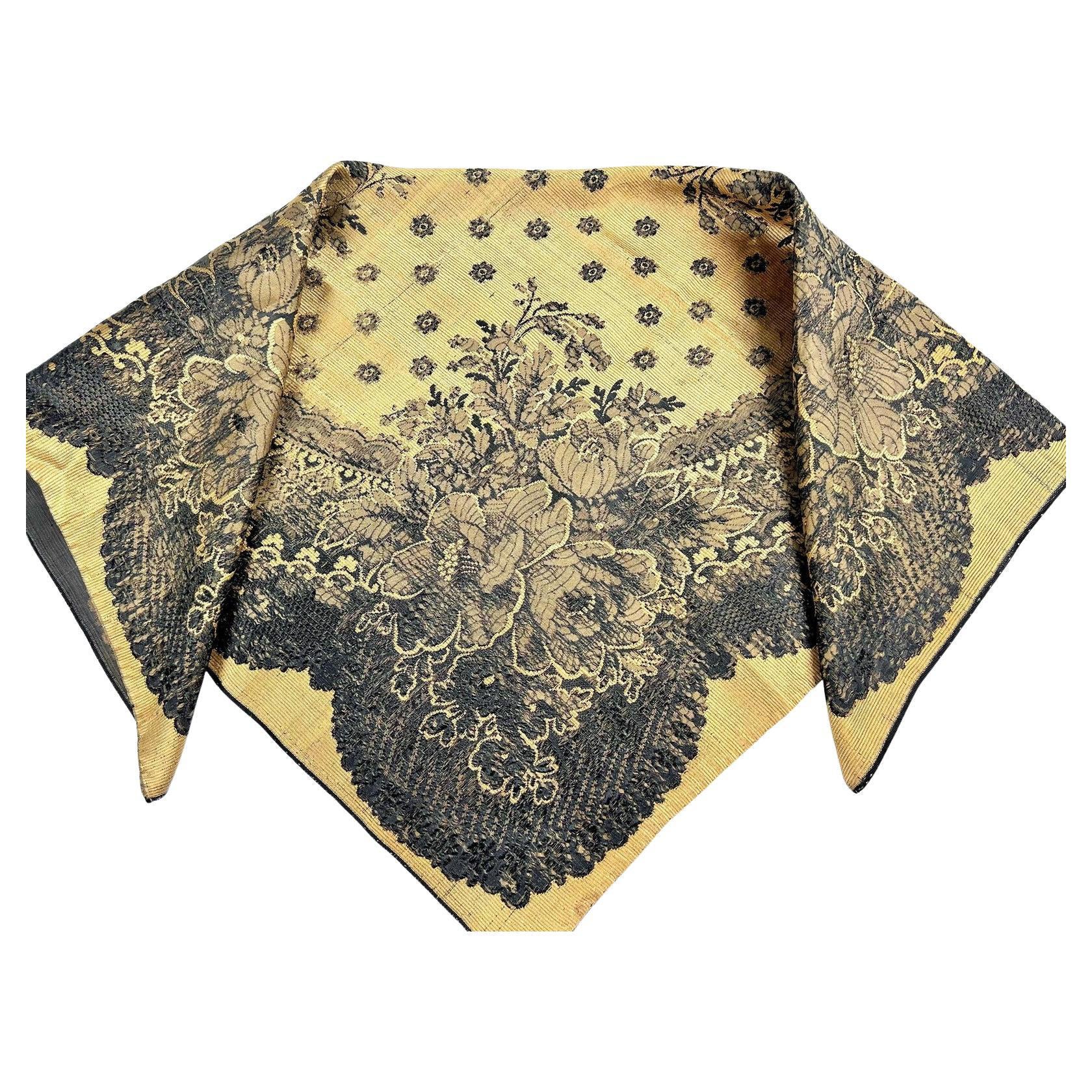 Woven silk fichu with lace decoration - France or Russia Circa 1865 For Sale