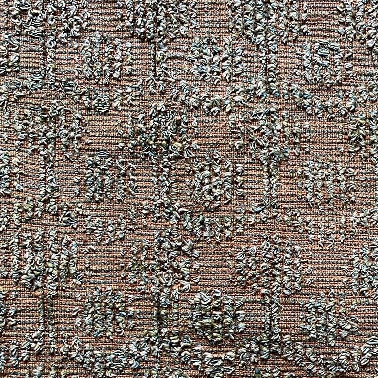 Ein sehr seltenes Fragment aus gewebter Seide und Wolle, ein Muster aus Bäumen auf einem geometrischen Hintergrund. Ursprünglich wurde es als billigere Alternative zu zugeschnittenem Samt für die Bekleidungsherstellung hergestellt. Eine Tafel aus