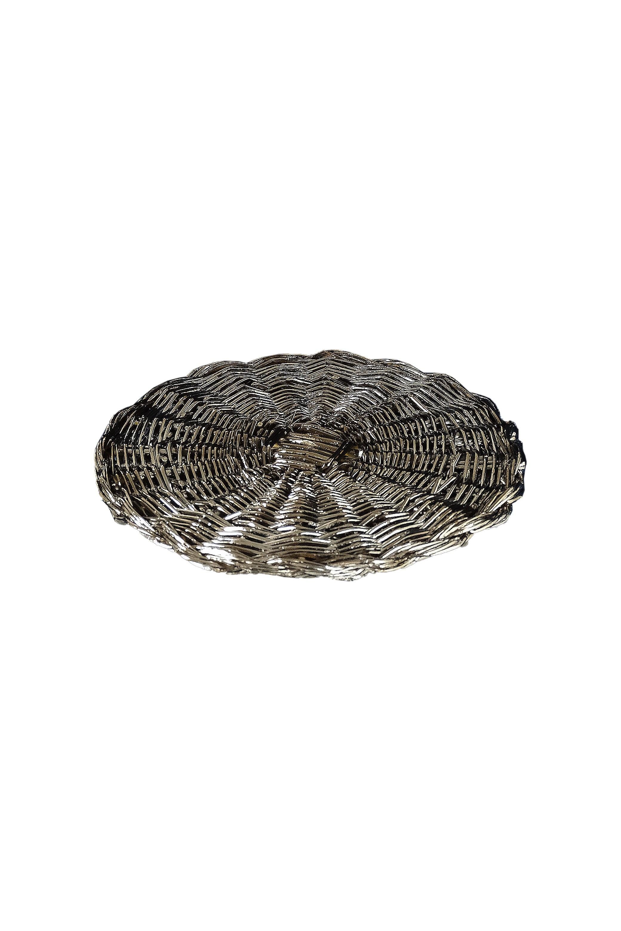 Questo tavolino contemporaneo placcato in argento è un pezzo di design da collezione realizzato con eccezionale cura e maestria. Il pezzo presenta una struttura in acciaio cromato e un piano in acciaio inossidabile Supermirror, intrecciato a mano