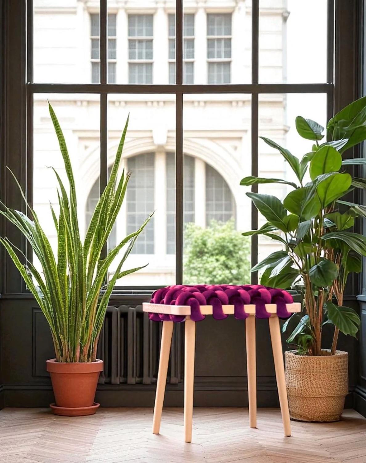 Realizzato con una miscela di pregiato tessuto di velluto e legno di faggio naturale, lo sgabello intrecciato a mano valorizza qualsiasi ingresso o spazio abitativo con il suo design elegante e giocoso. Questo pezzo duraturo combina bellezza e
