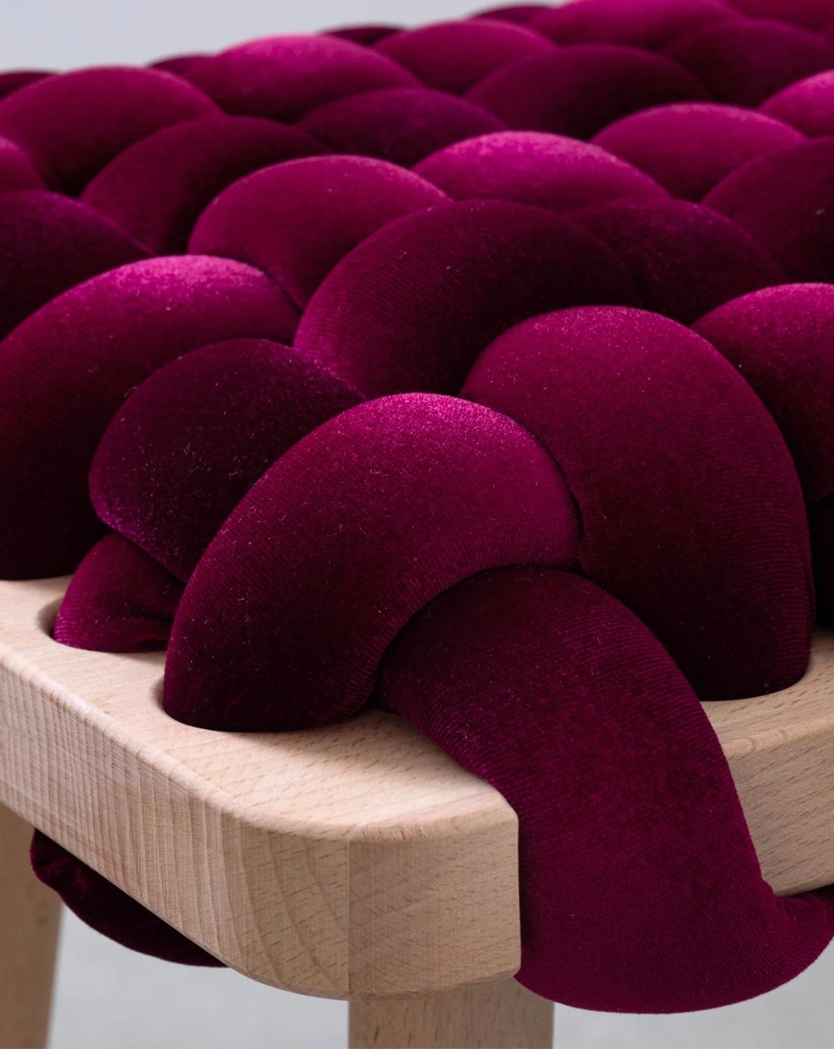 Asiatico Sgabello intrecciato in velluto Burgandy in vendita