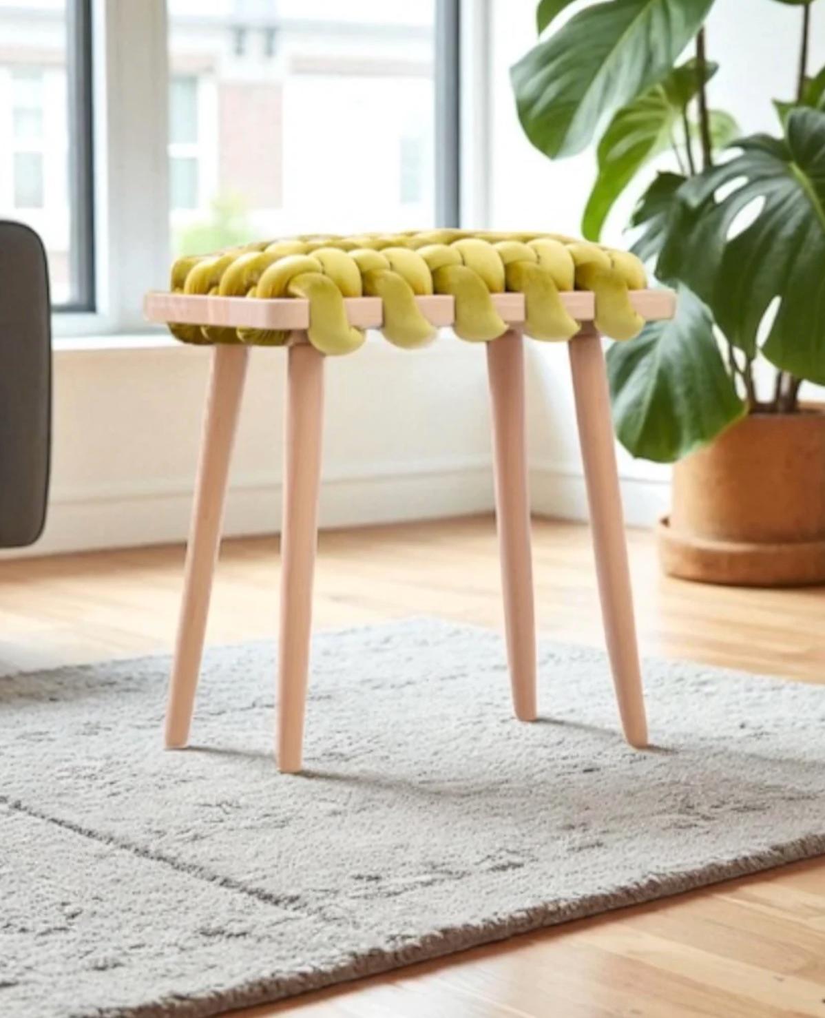 Realizzato con una miscela di pregiato tessuto di velluto e legno di faggio naturale, lo sgabello intrecciato a mano valorizza qualsiasi ingresso o spazio abitativo con il suo design elegante e giocoso. Questo pezzo duraturo combina bellezza e