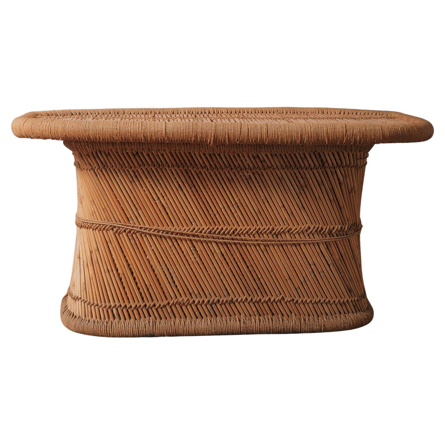 Table basse en paille et rotin tressés avec forme sculpturale en tonneau