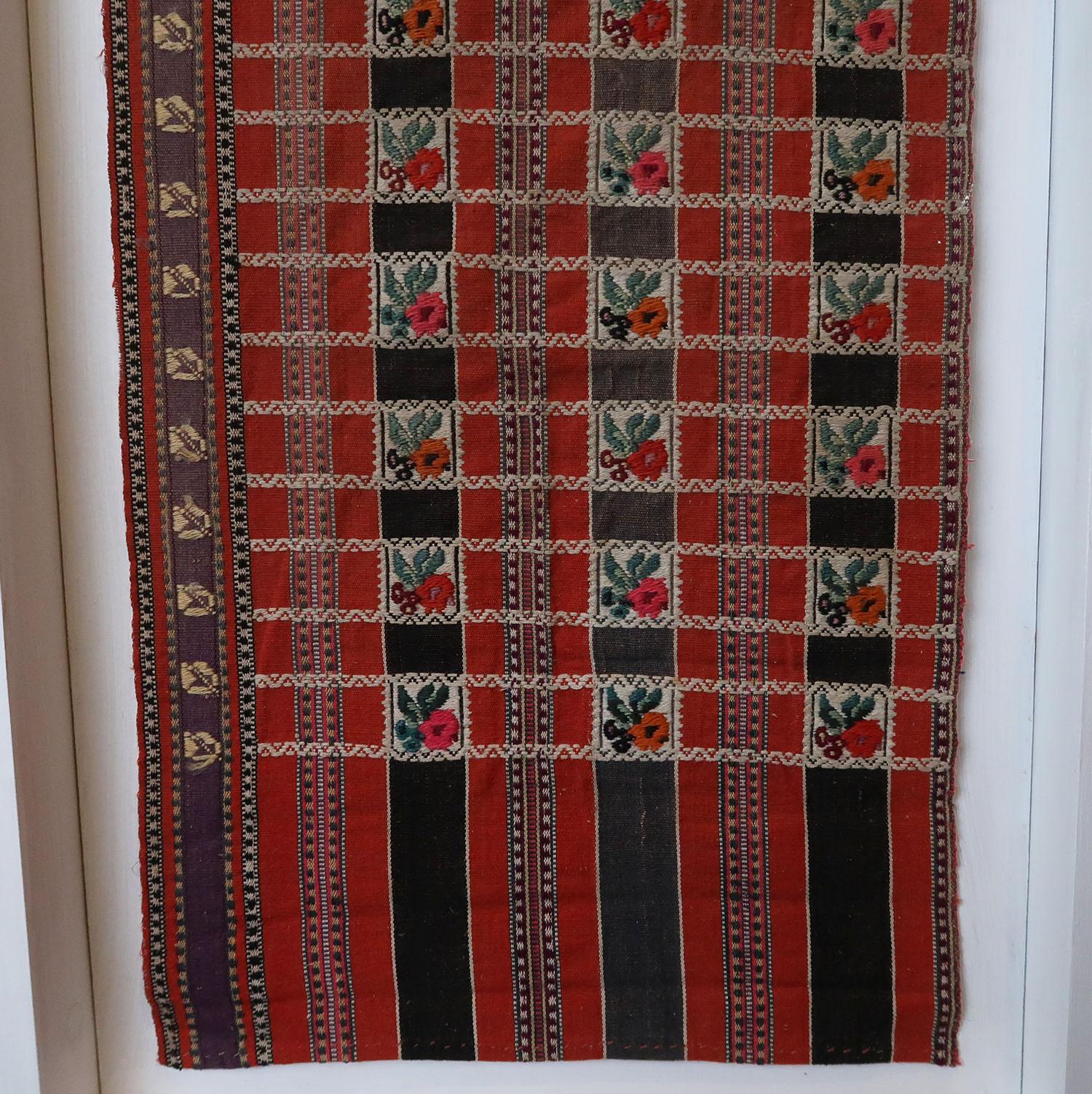 Fragment de textile tissé. Europe de l'Est. XIXe siècle Bon état - En vente à St Annes, Lancashire