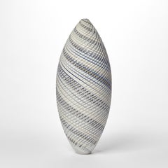 Woven Three Tone Blue Ovoid (lg), vaso in vetro soffiato a mano con texture di Layne Rowe