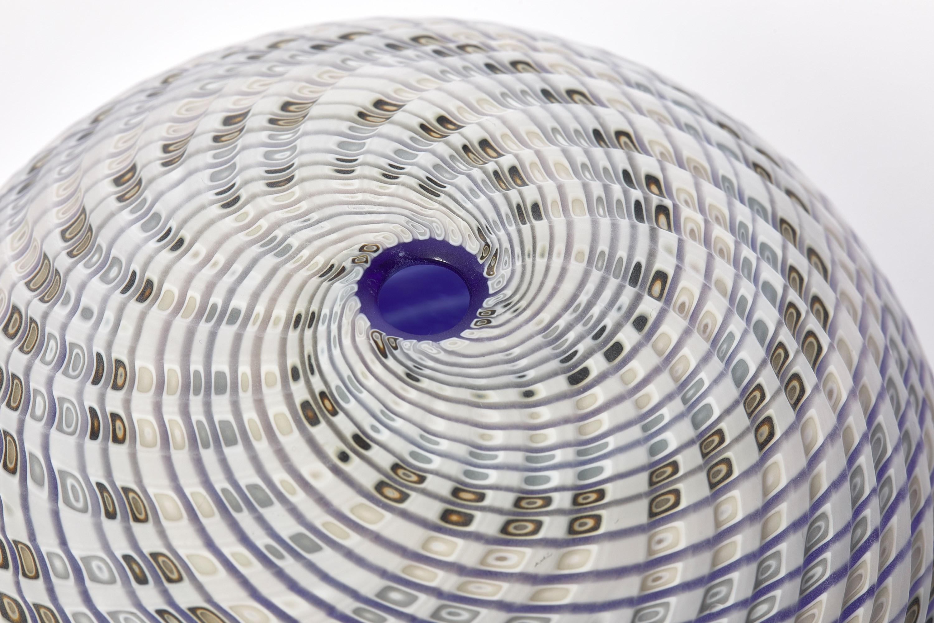 Organique Objet sculptural rond bleu tissé à trois tons en verre texturé de Layne Rowe en vente
