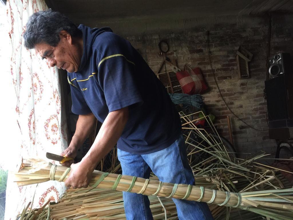 Banc Tule « Icpalli » tissé au Mexique de LUTECA en vente 3