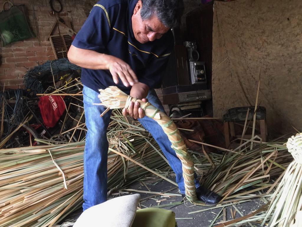 Banc Tule « Icpalli » tissé au Mexique de LUTECA en vente 4