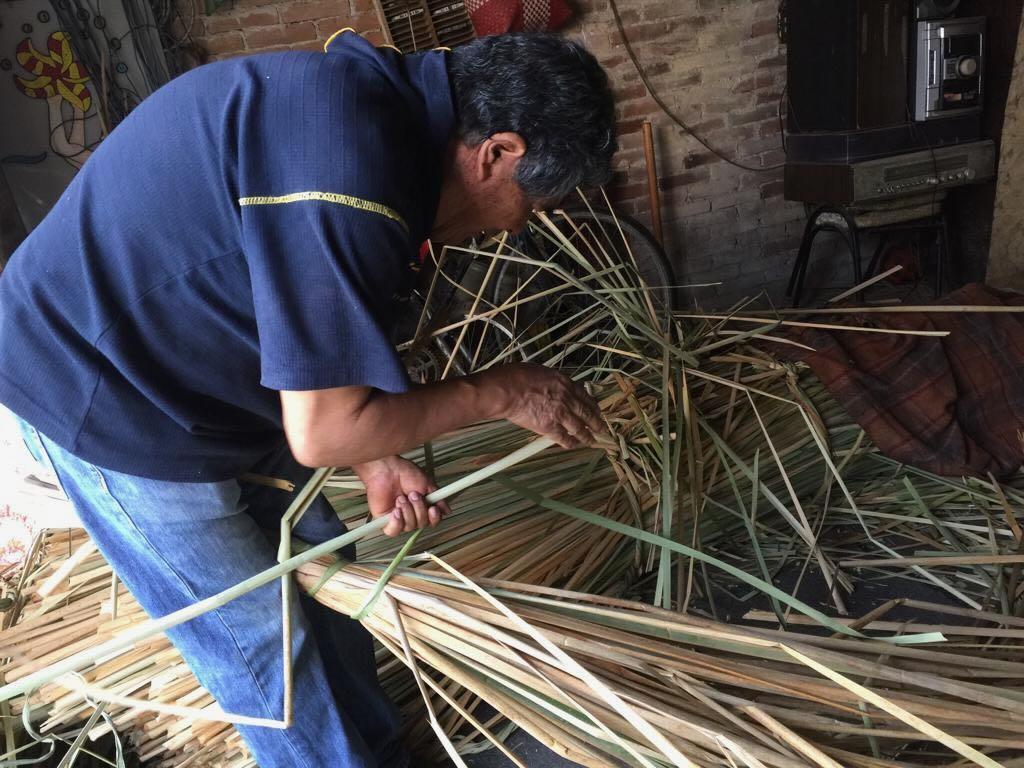 Banc Tule « Icpalli » tissé au Mexique de LUTECA en vente 5