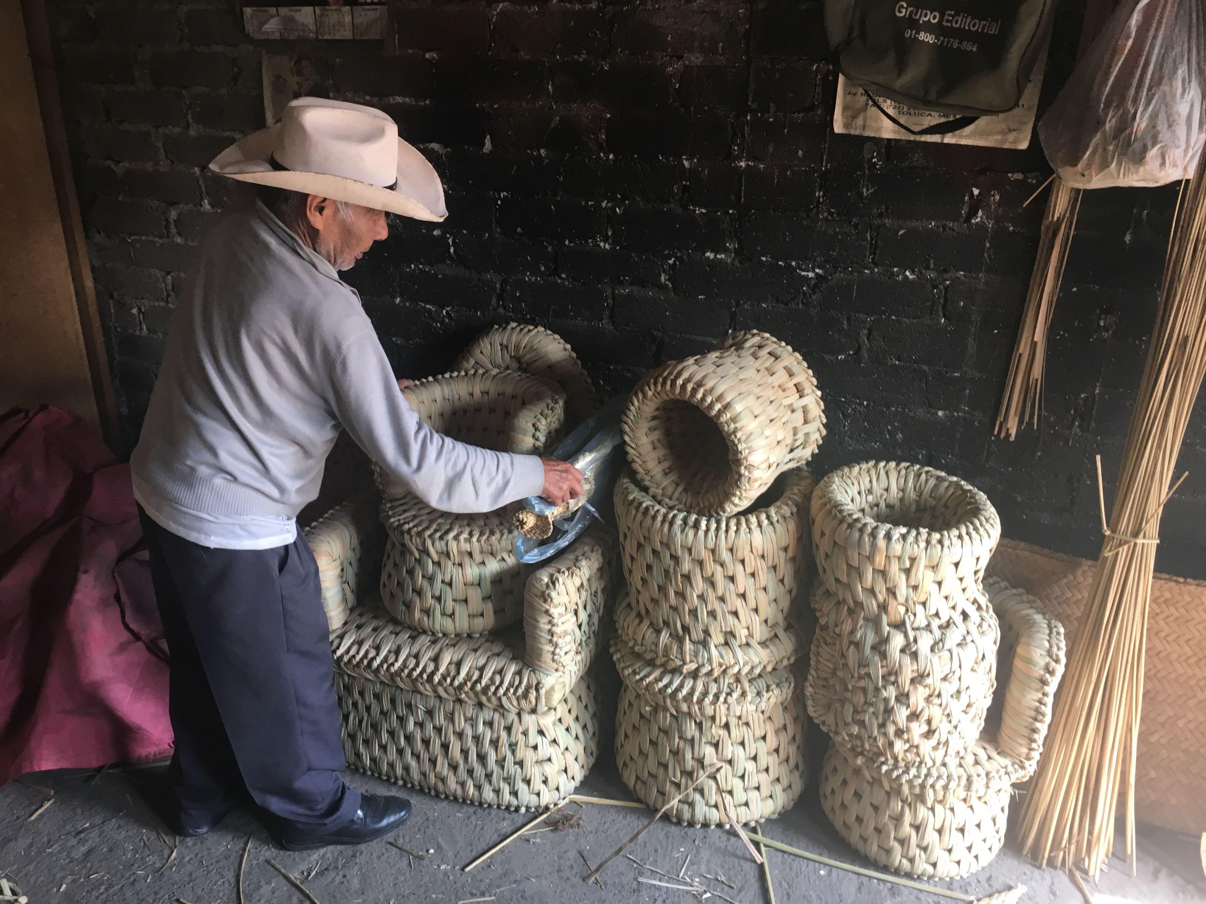Banc Tule « Icpalli » tissé au Mexique de LUTECA en vente 7