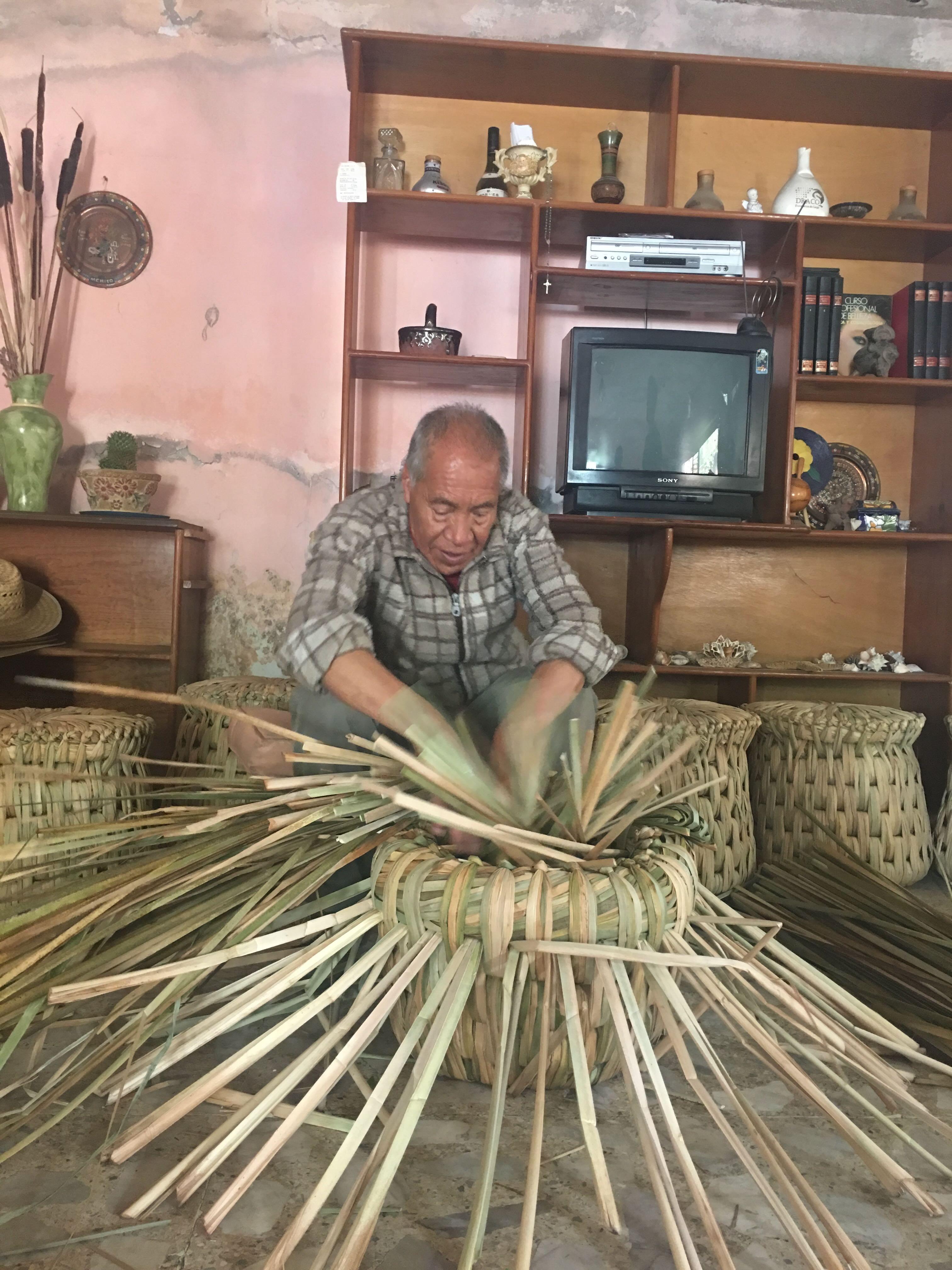 Banc Tule « Icpalli » tissé au Mexique de LUTECA en vente 8