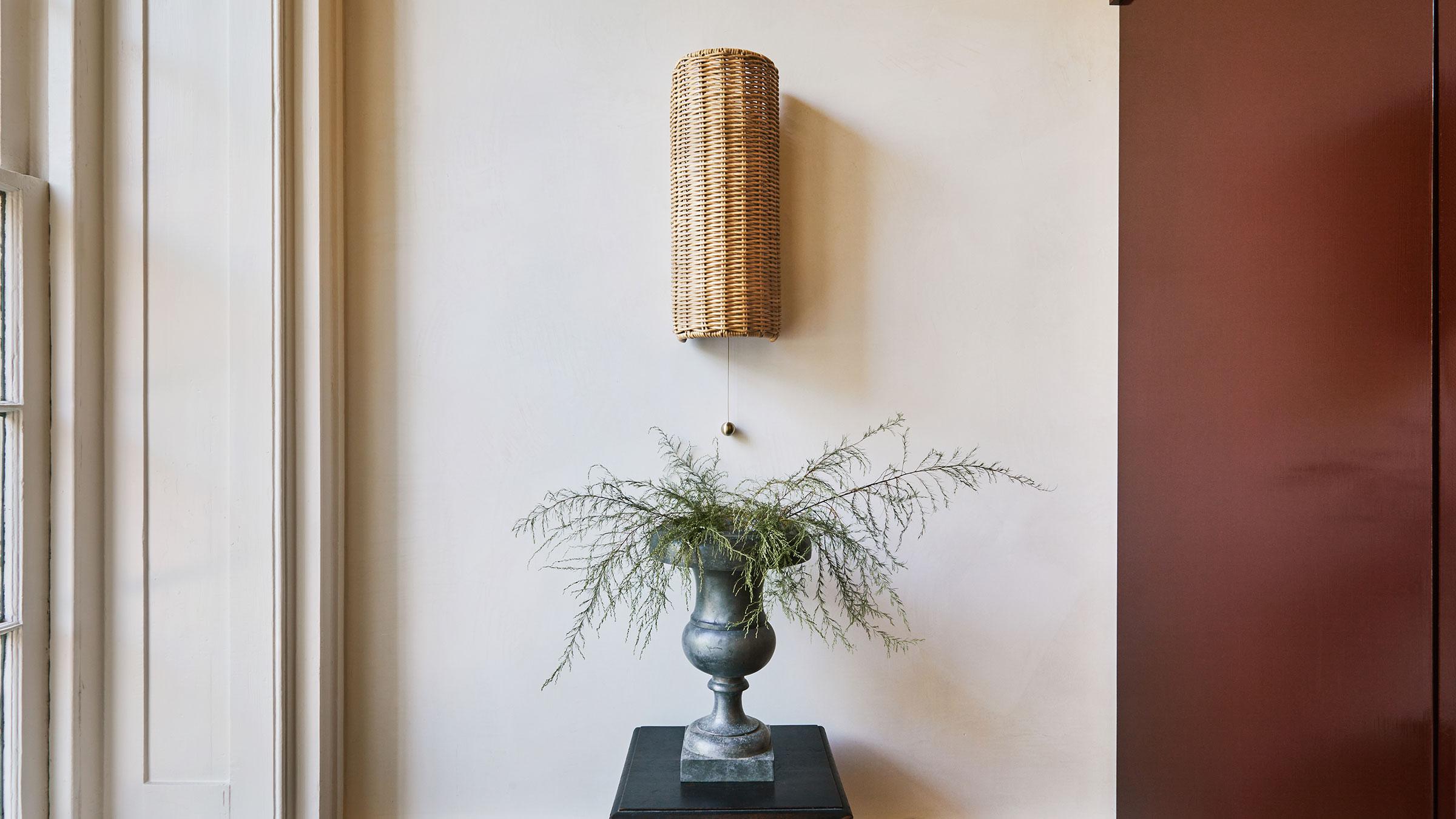 Die Woven Vault Sconce ist eine Studie in schlichter Eleganz,  der die Schönheit von geflochtenem Rattan in einer eleganten, geschwungenen Form widerspiegelt. Mit ihrem diskreten, nach oben und unten gerichteten Licht eignet sich diese Leuchte