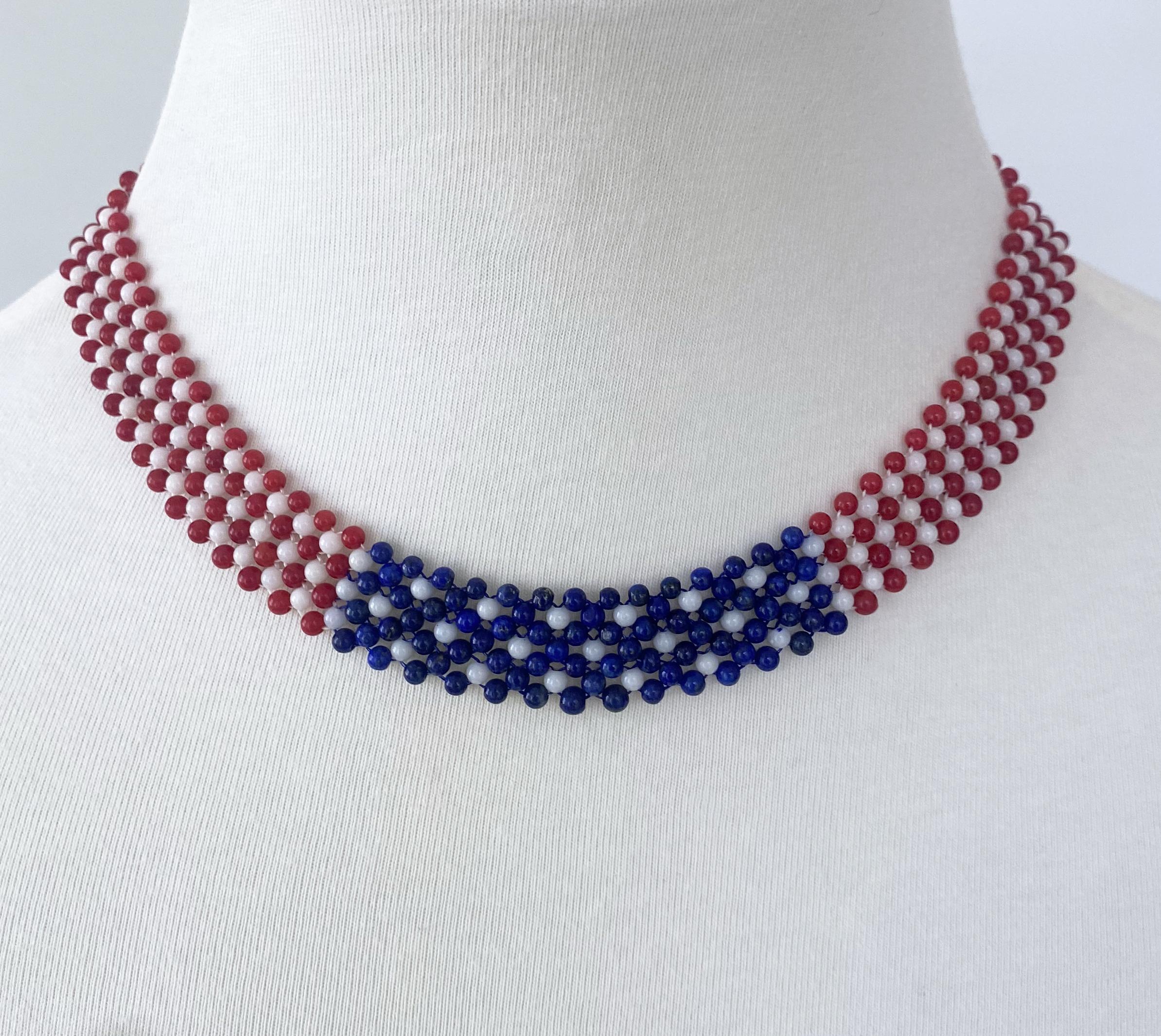 Gewebte Halskette mit amerikanischer Flagge von Marina J.
Dieses Stück besteht aus weißer und roter Koralle und Lapislazuli, die in einem spitzenähnlichen Design zu einer atemberaubenden amerikanischen Flagge verwoben sind. Das perfekte Stück für