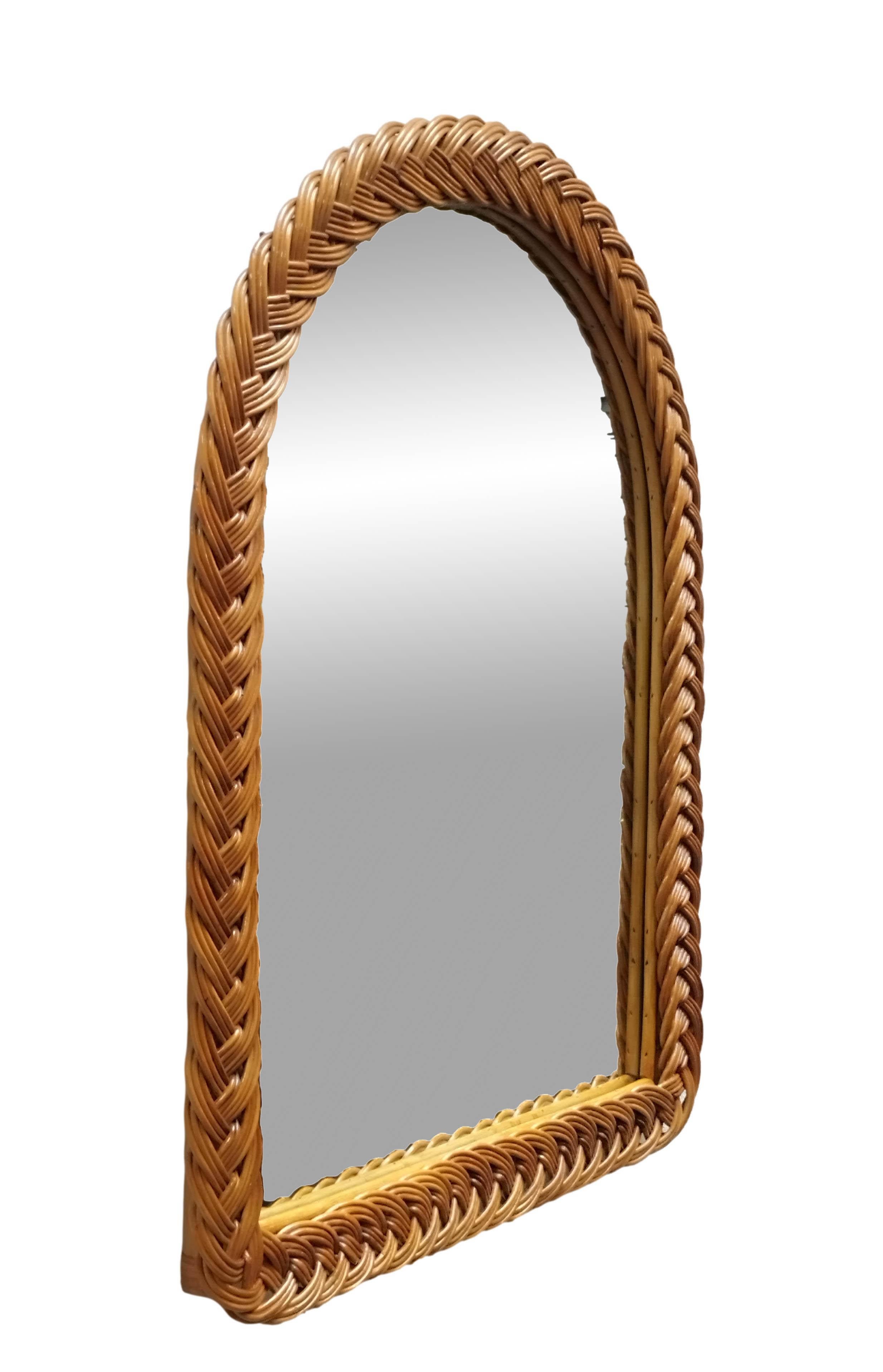 Mid-Century moderno Specchio da parete ad arco in vimini intrecciato Italia 1960s in vendita