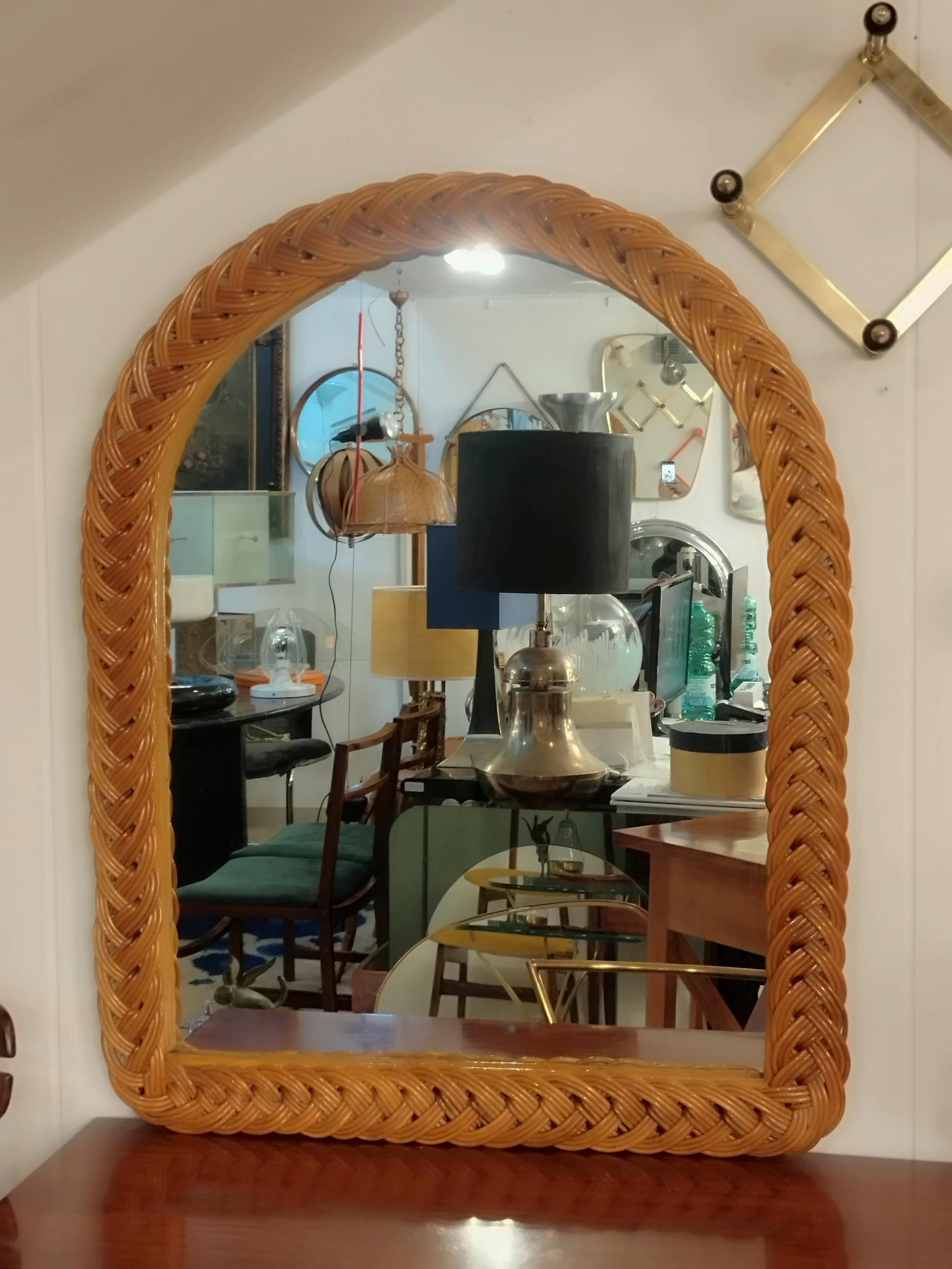 Metà XX secolo Specchio da parete ad arco in vimini intrecciato Italia 1960s in vendita