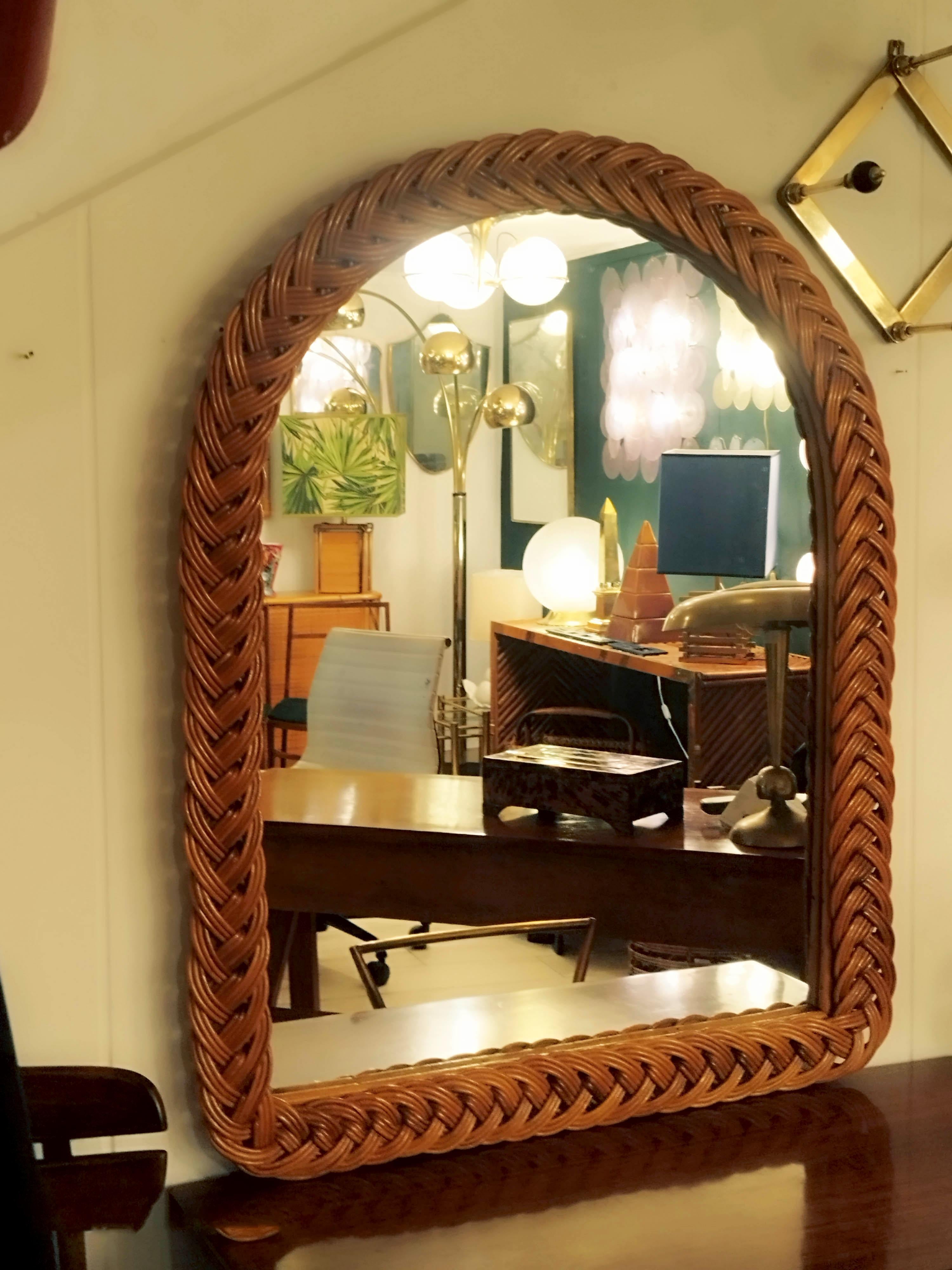 Vimini Specchio da parete ad arco in vimini intrecciato Italia 1960s in vendita