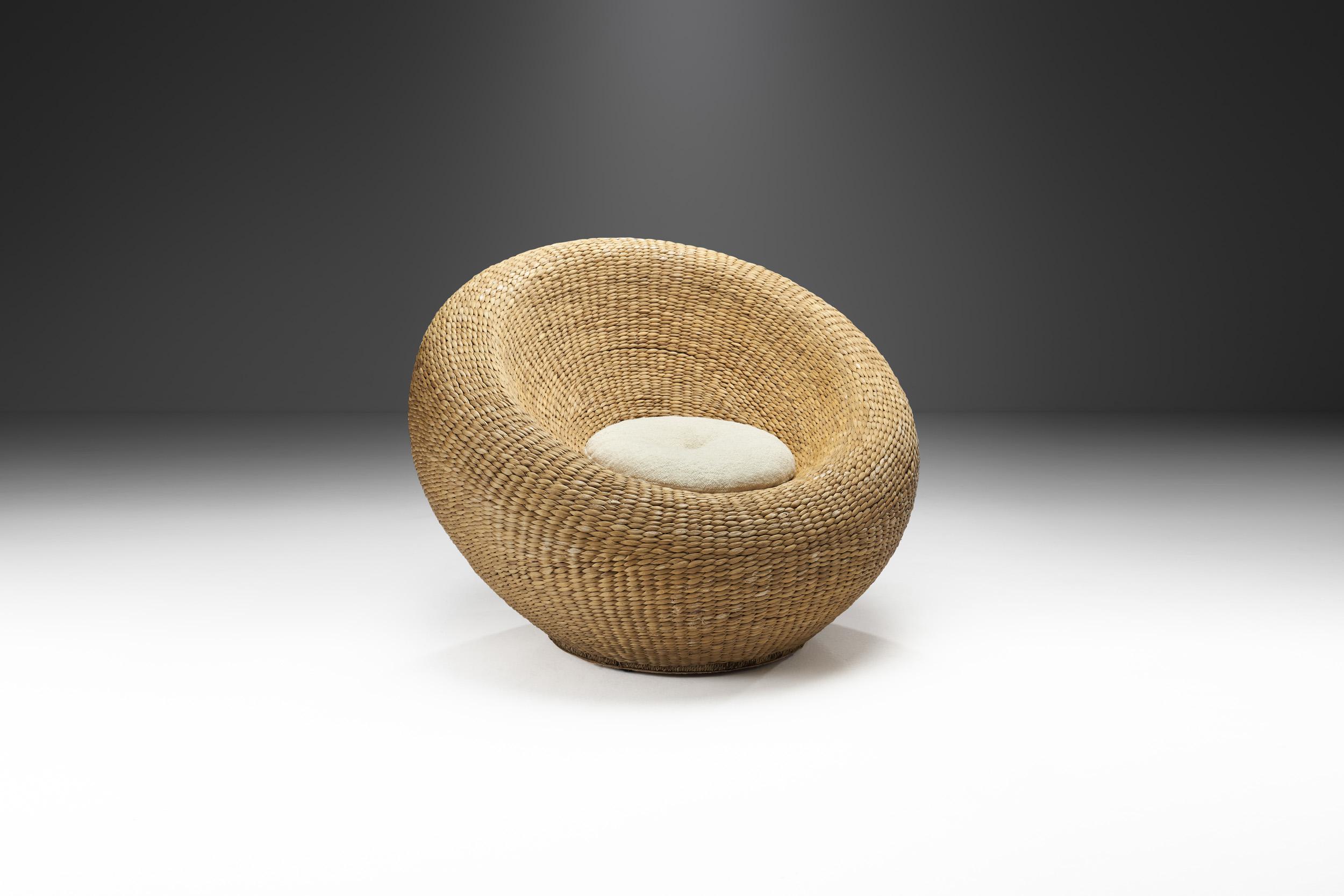 There are relatively many forms of lounge chair designs, and among them, the “bird’s nest” types are the cosiest. This model, in the manner of Isamu Kenmochi’s world-famous design, offers visual and functional comfort, premium materials and
