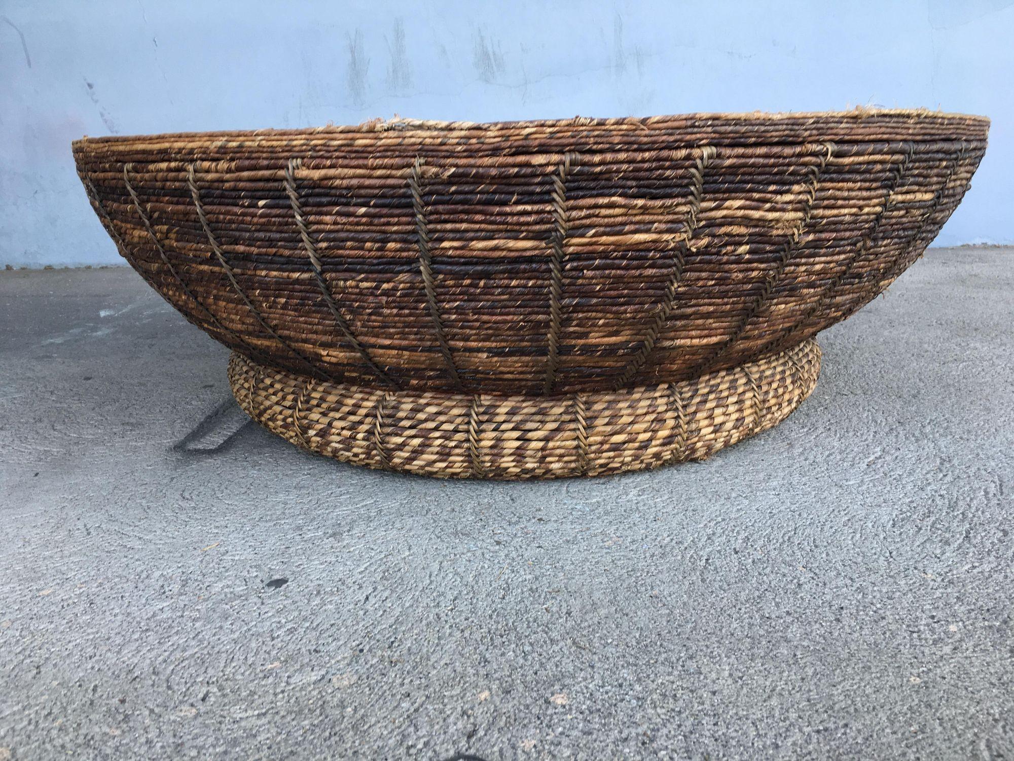 Woven Wicker Cocktail Table with Tropical Pole Center In Excellent Condition For Sale In Van Nuys, CA