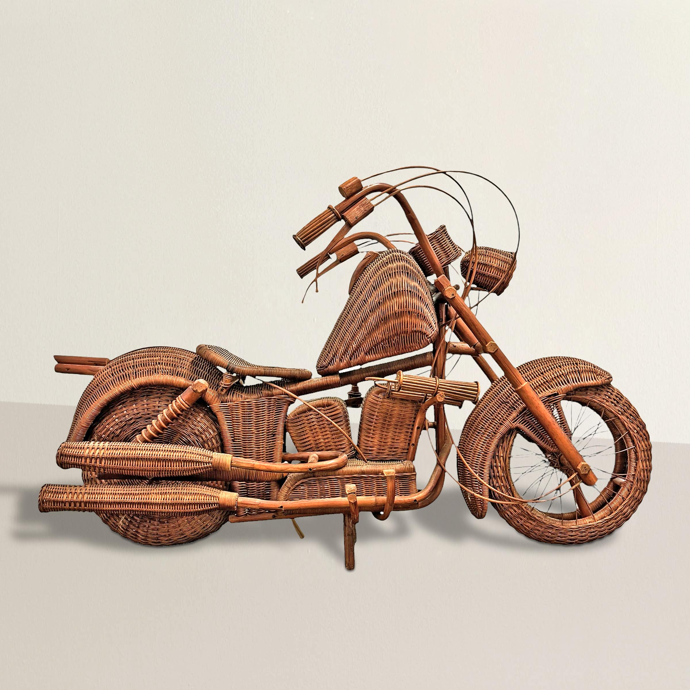 Un diseño icónico del diseñador británico Tom Dixon, esta motocicleta de mimbre tejida a escala real fue creada durante su mandato como Jefe de Diseño de Habitat en Londres a finales de los 90. Una mezcla magistral de forma industrial y artesanía
