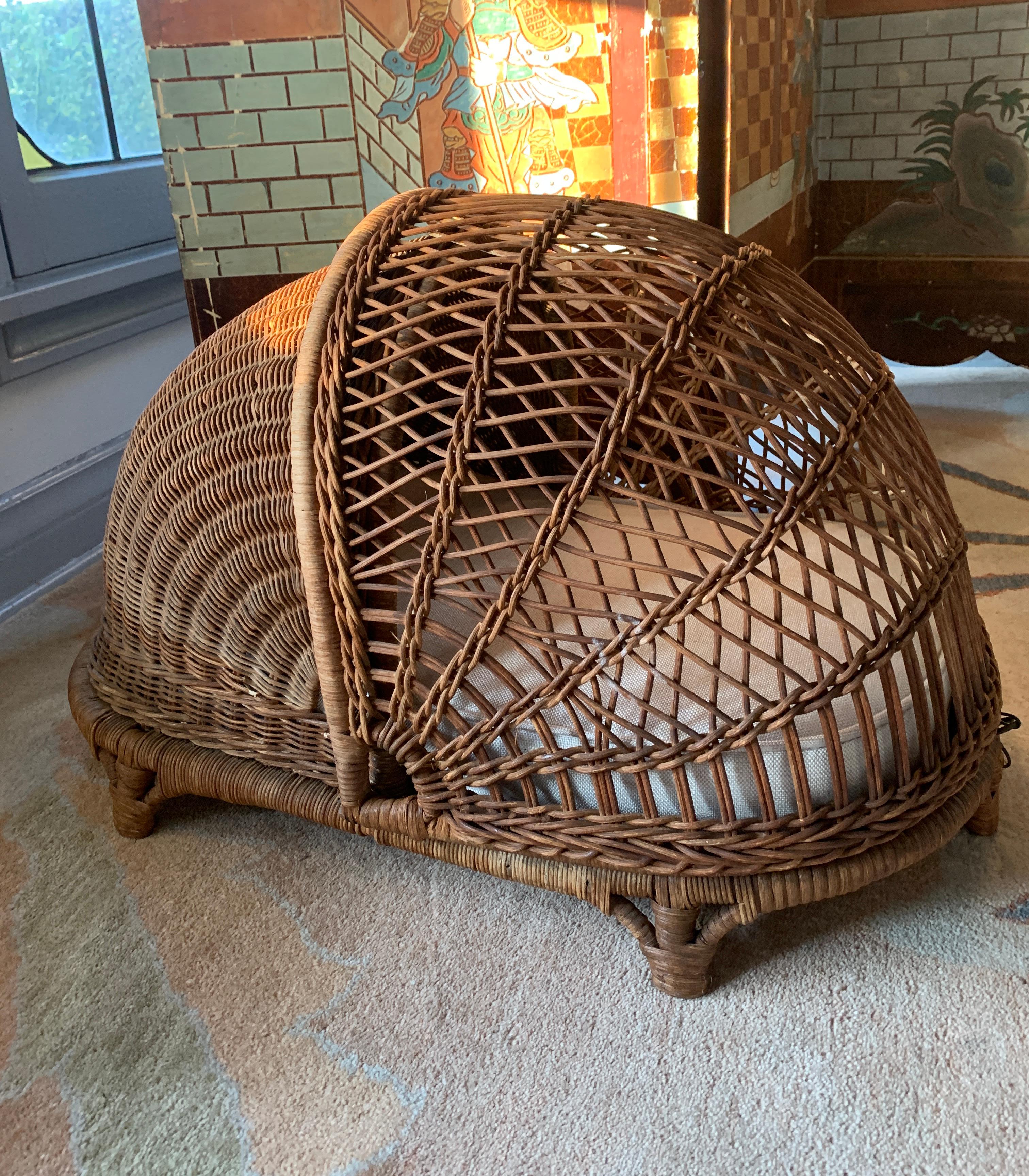 Woven Wicker Rattan Dog Bed with Closing Top and Linen Cushion In Good Condition In Los Angeles, CA
