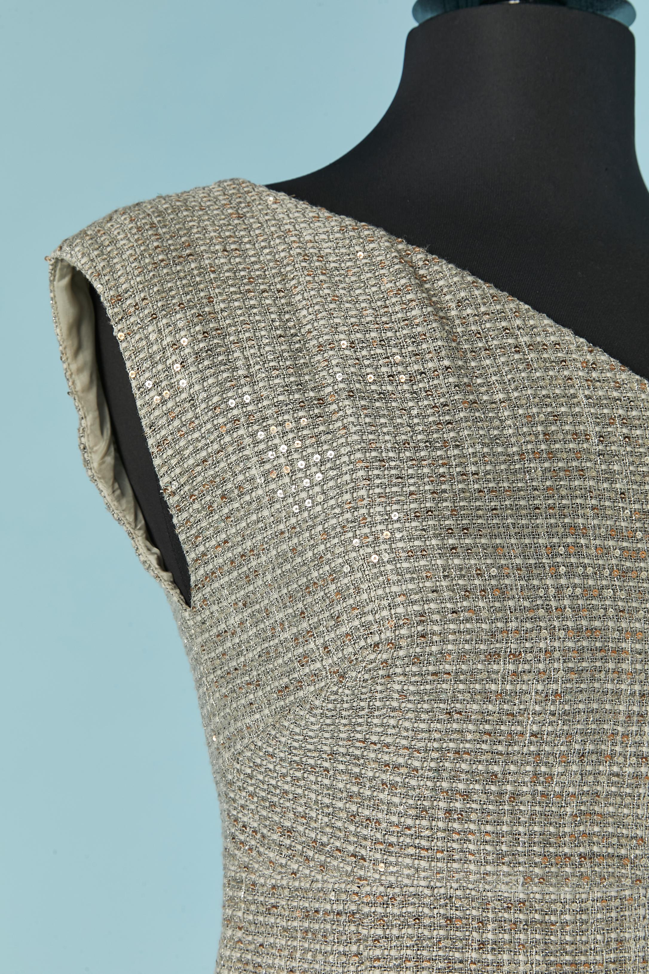  Abito da cocktail senza maniche in lana intrecciata con piccole paillettes. Composizione del tessuto principale: 69% lana, 25% poliestere, 6% rayon. Composizione della fodera: 100% rayon. 
Chiusura con zip e gancio sulla parte centrale della