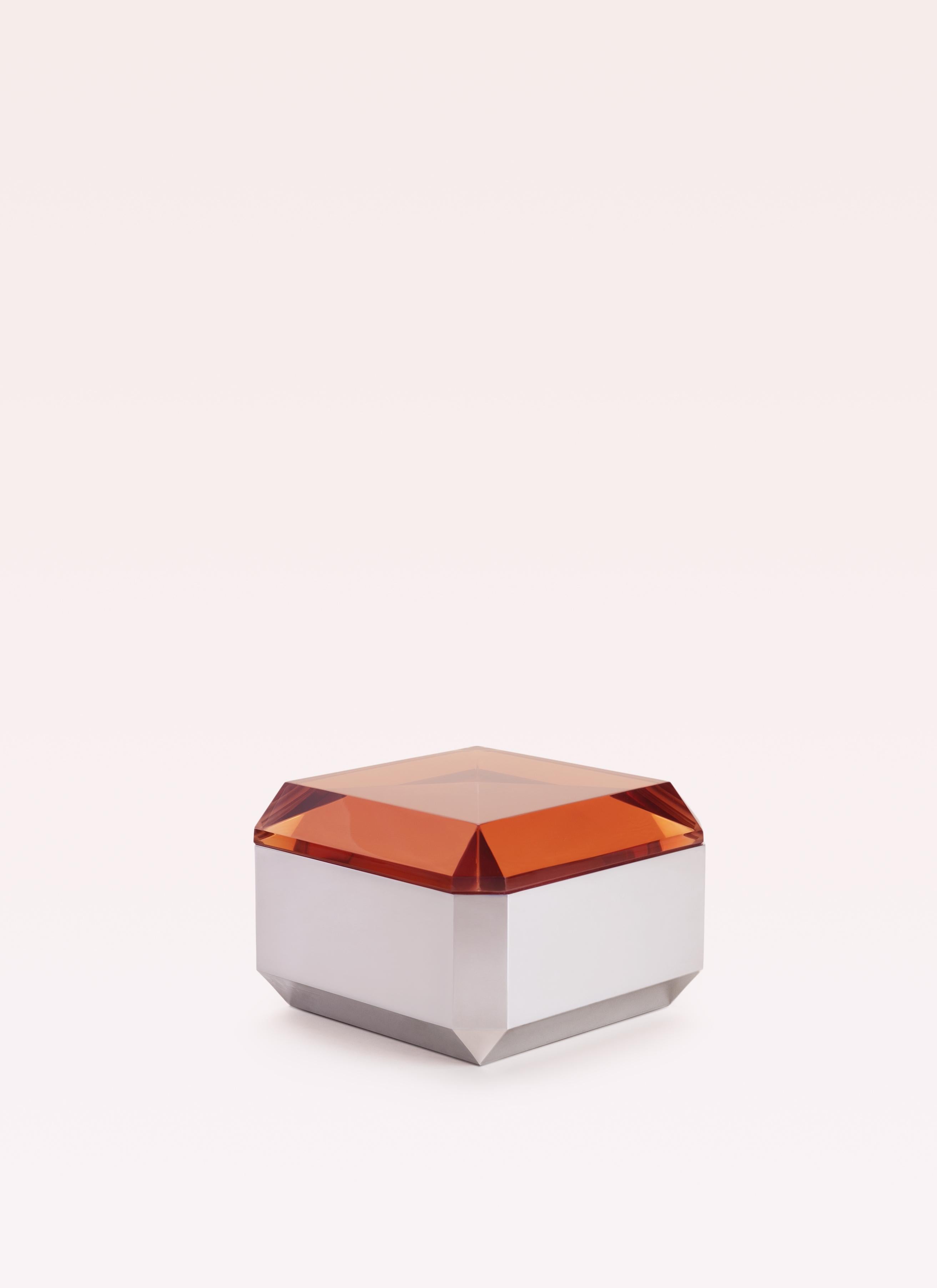 WOW fiamma small table in resin by MOĆI Collective Italiano en venta