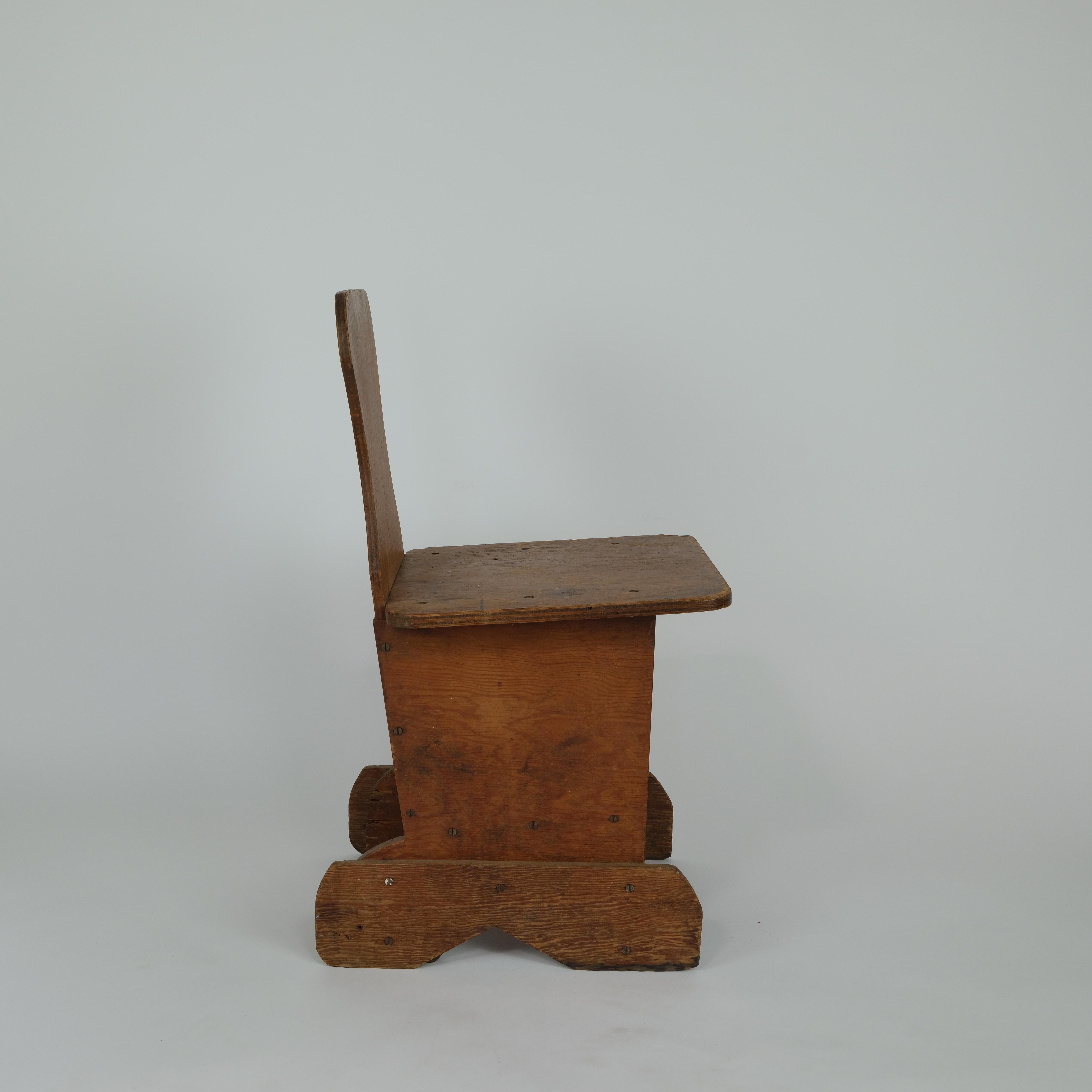 WPA-Arbeitsstuhl aus Sperrholz aus der Zeit der Depression, hergestellt für das Eugene Oregon Sewing Project.

Einzigartiger Arbeitsstuhl aus Sperrholz mit Stauraum für die Aufbewahrung von Nähprojekten.

Die Originalfüße wurden nachträglich mit