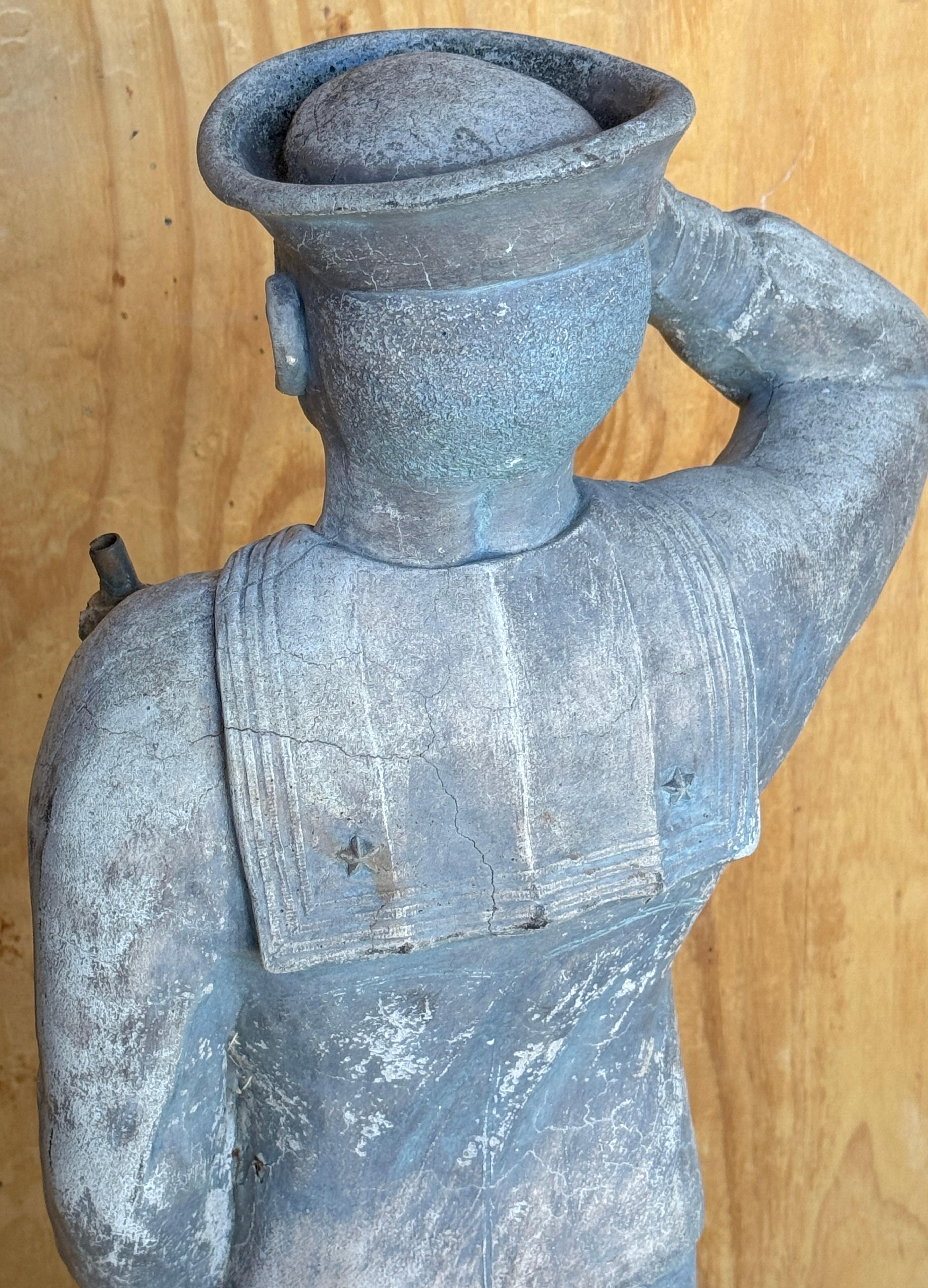 Estatua de abanderado de jardín de estilo WPA de un apuesto marinero de la Marina en venta 2