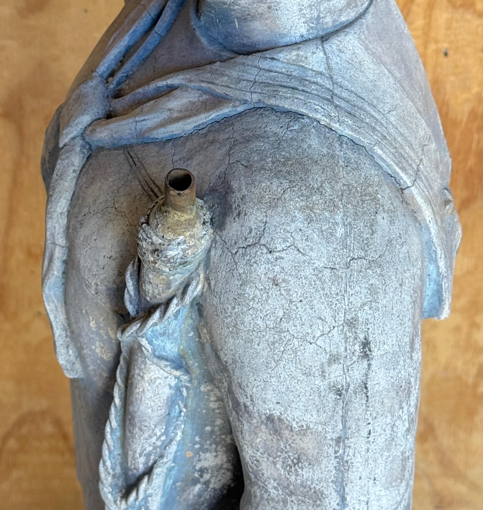 Estatua de abanderado de jardín de estilo WPA de un apuesto marinero de la Marina en venta 4