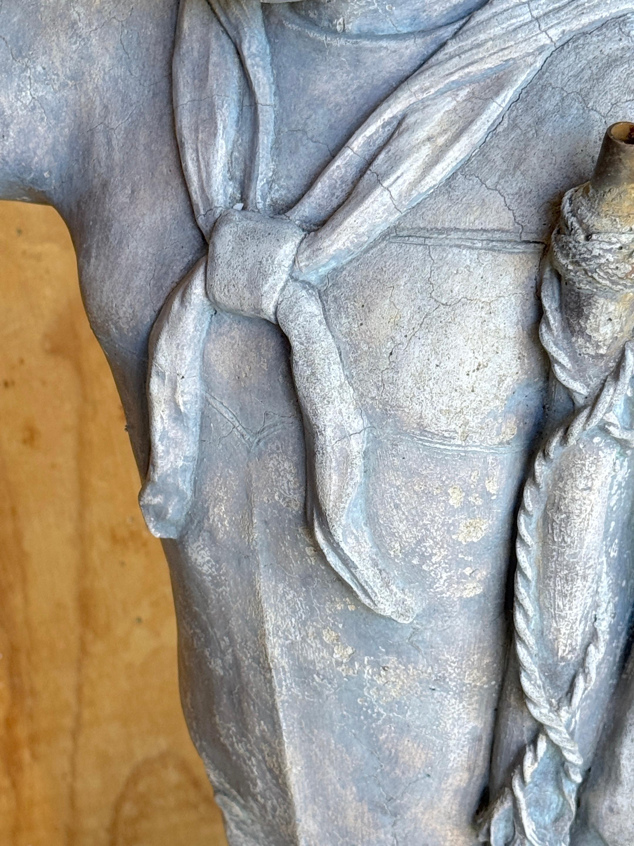 Estatua de abanderado de jardín de estilo WPA de un apuesto marinero de la Marina en venta 8
