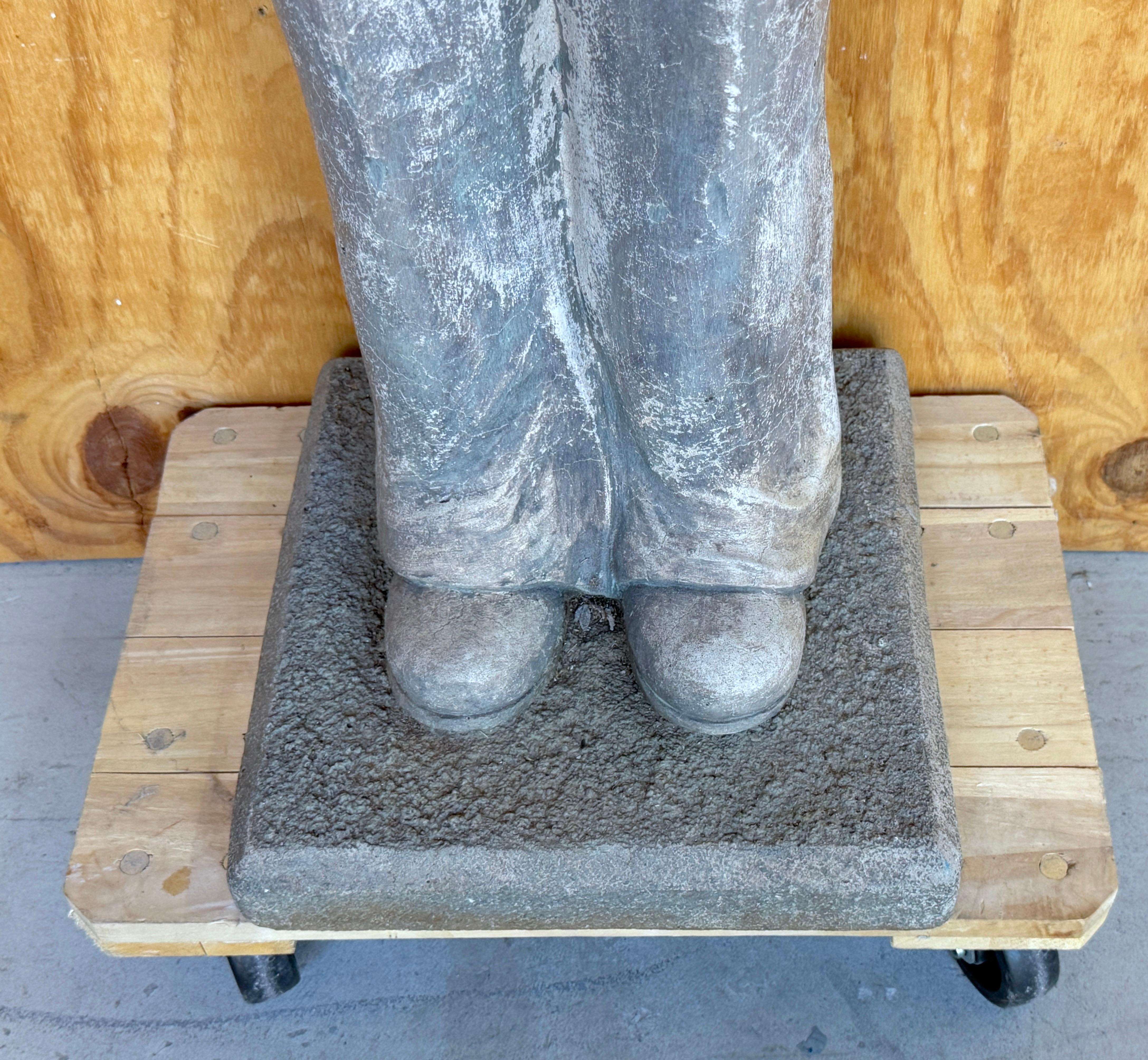 Estatua de abanderado de jardín de estilo WPA de un apuesto marinero de la Marina Art Decó en venta