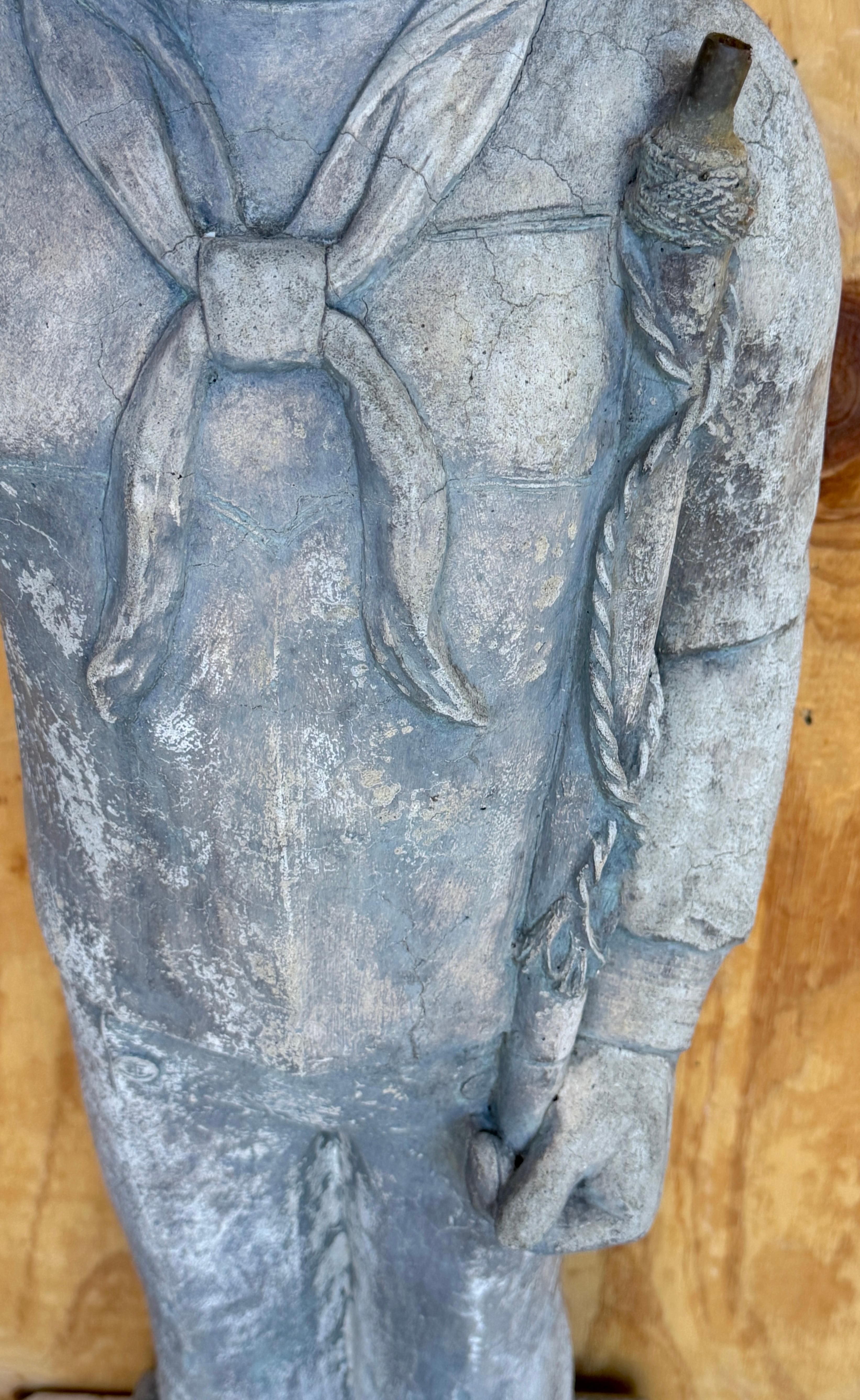 Estatua de abanderado de jardín de estilo WPA de un apuesto marinero de la Marina Estadounidense en venta