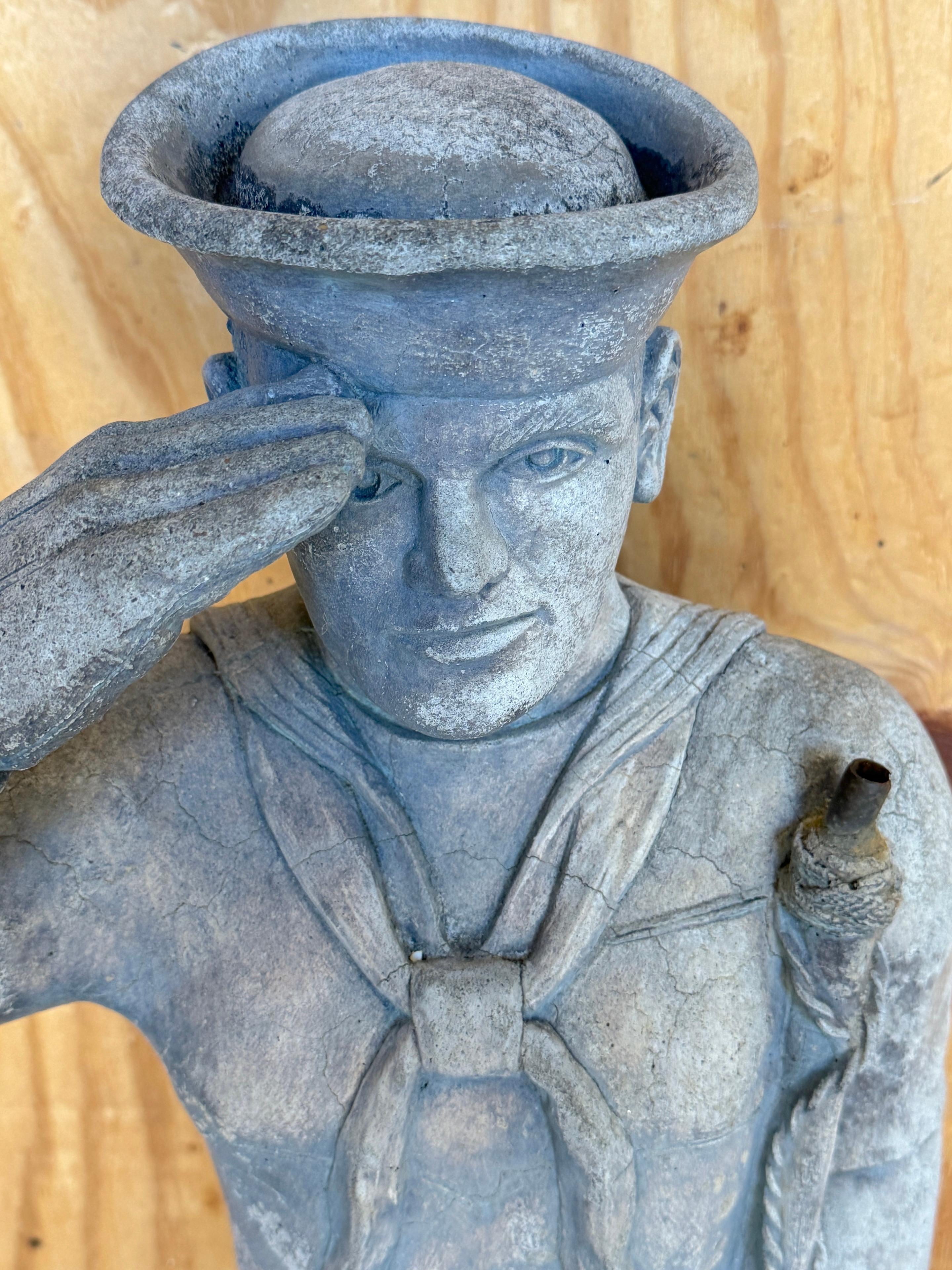 Estatua de abanderado de jardín de estilo WPA de un apuesto marinero de la Marina Forjado en venta