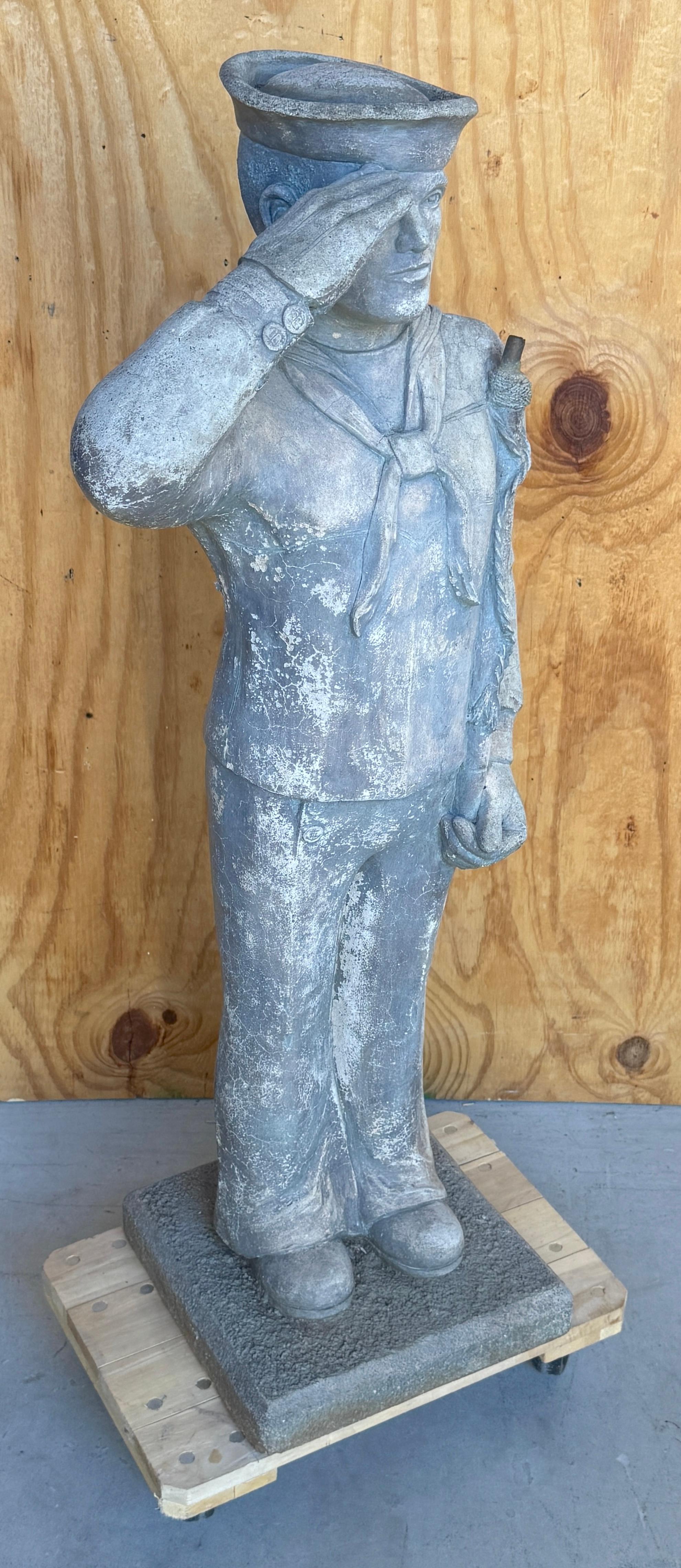 Estatua de abanderado de jardín de estilo WPA de un apuesto marinero de la Marina en Bueno estado para la venta en West Palm Beach, FL