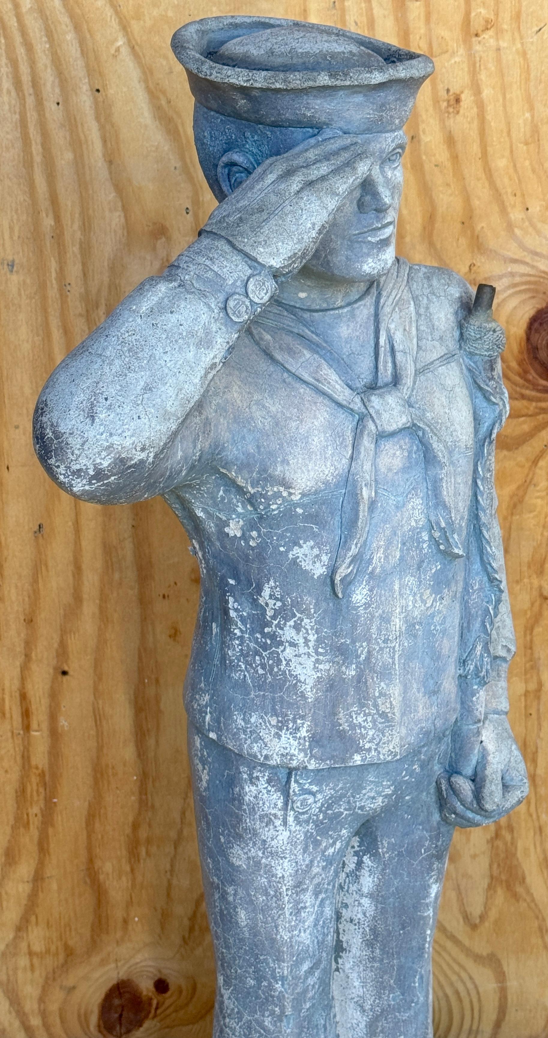 Estatua de abanderado de jardín de estilo WPA de un apuesto marinero de la Marina siglo XX en venta