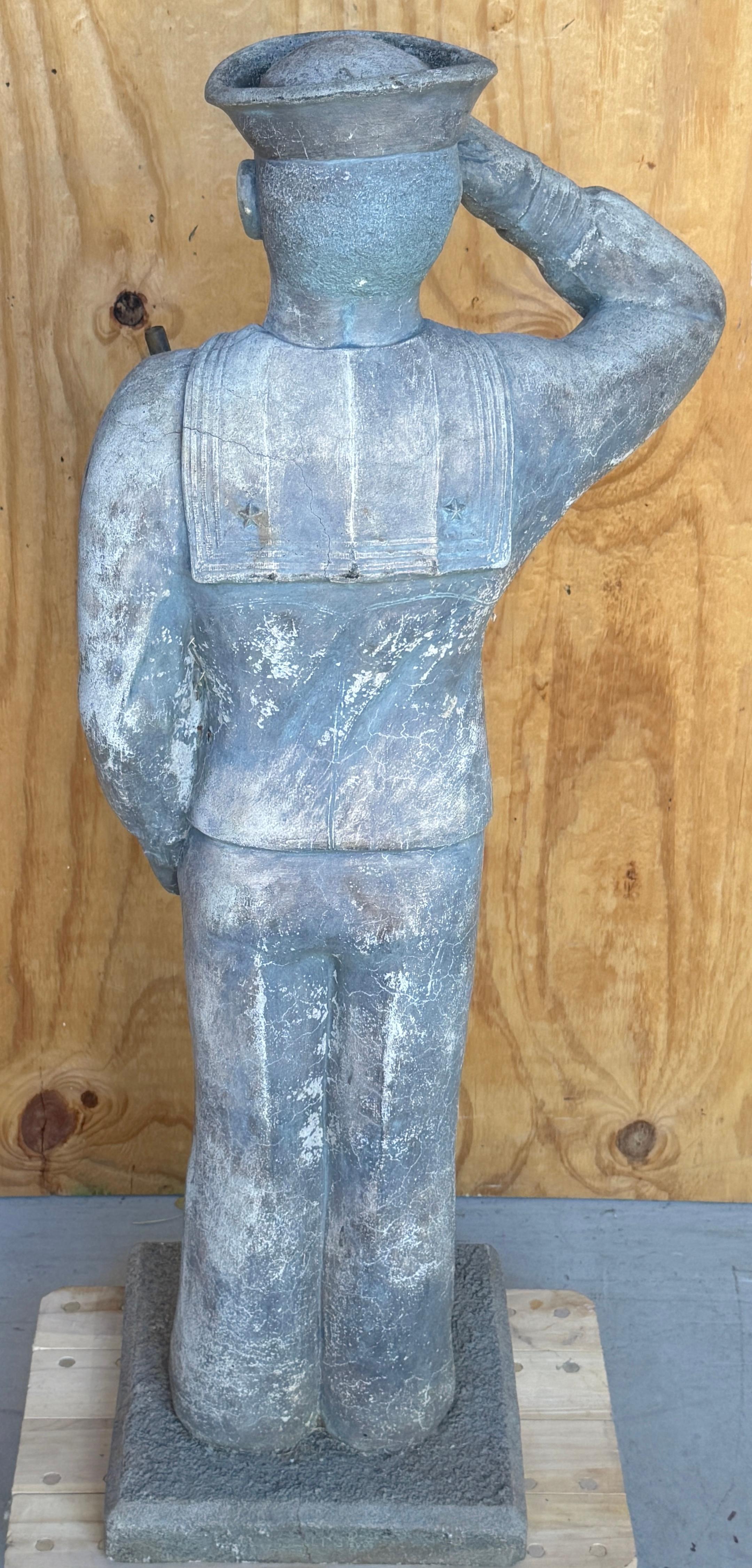 Estatua de abanderado de jardín de estilo WPA de un apuesto marinero de la Marina Hierro en venta