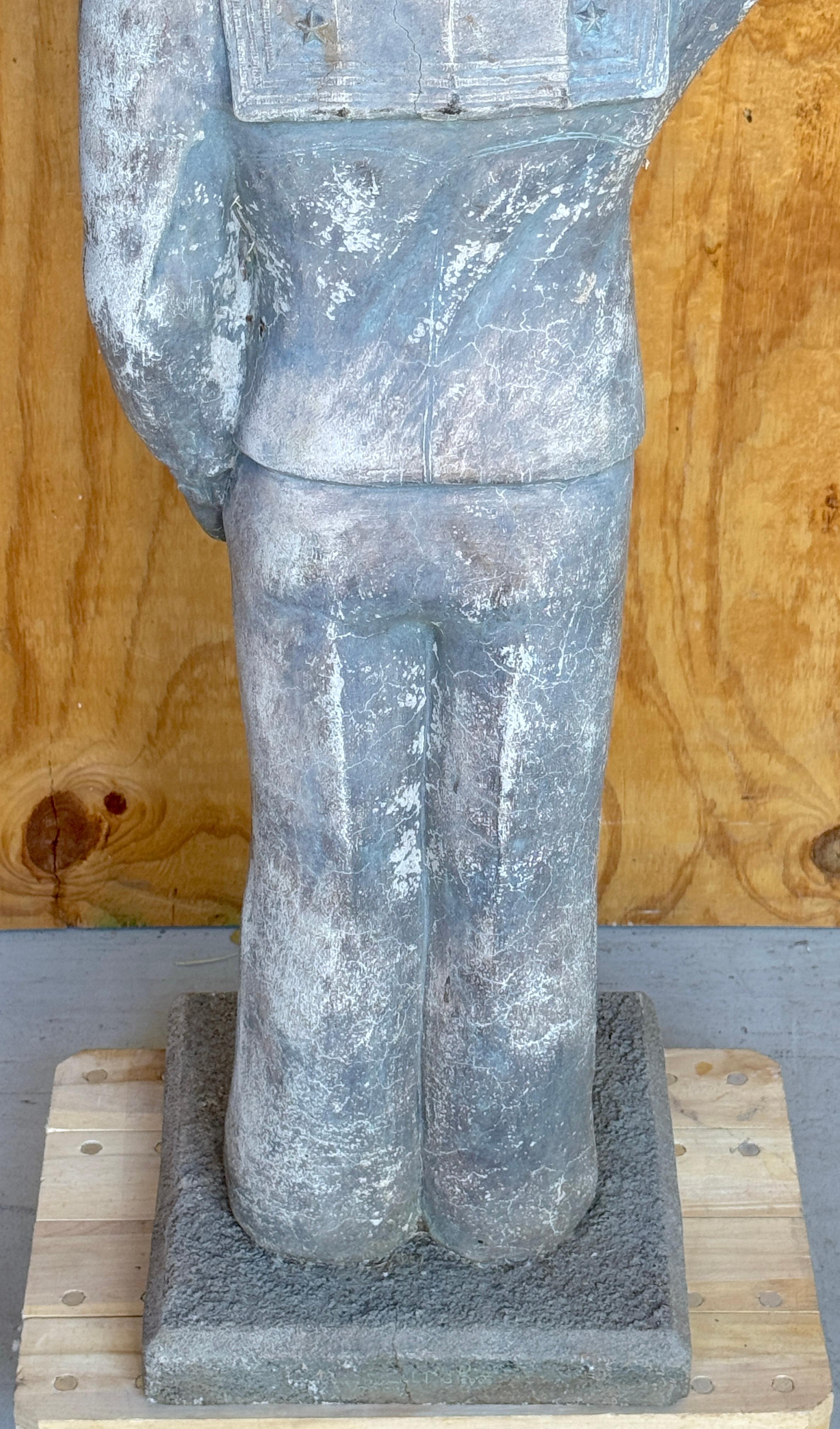 Estatua de abanderado de jardín de estilo WPA de un apuesto marinero de la Marina en venta 1