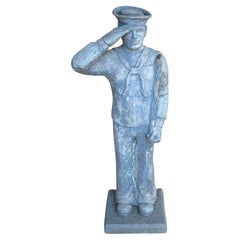 Statue de porte-drapeau de jardin en pierre moulée, style WPA, représentant un beau marin de la marine.