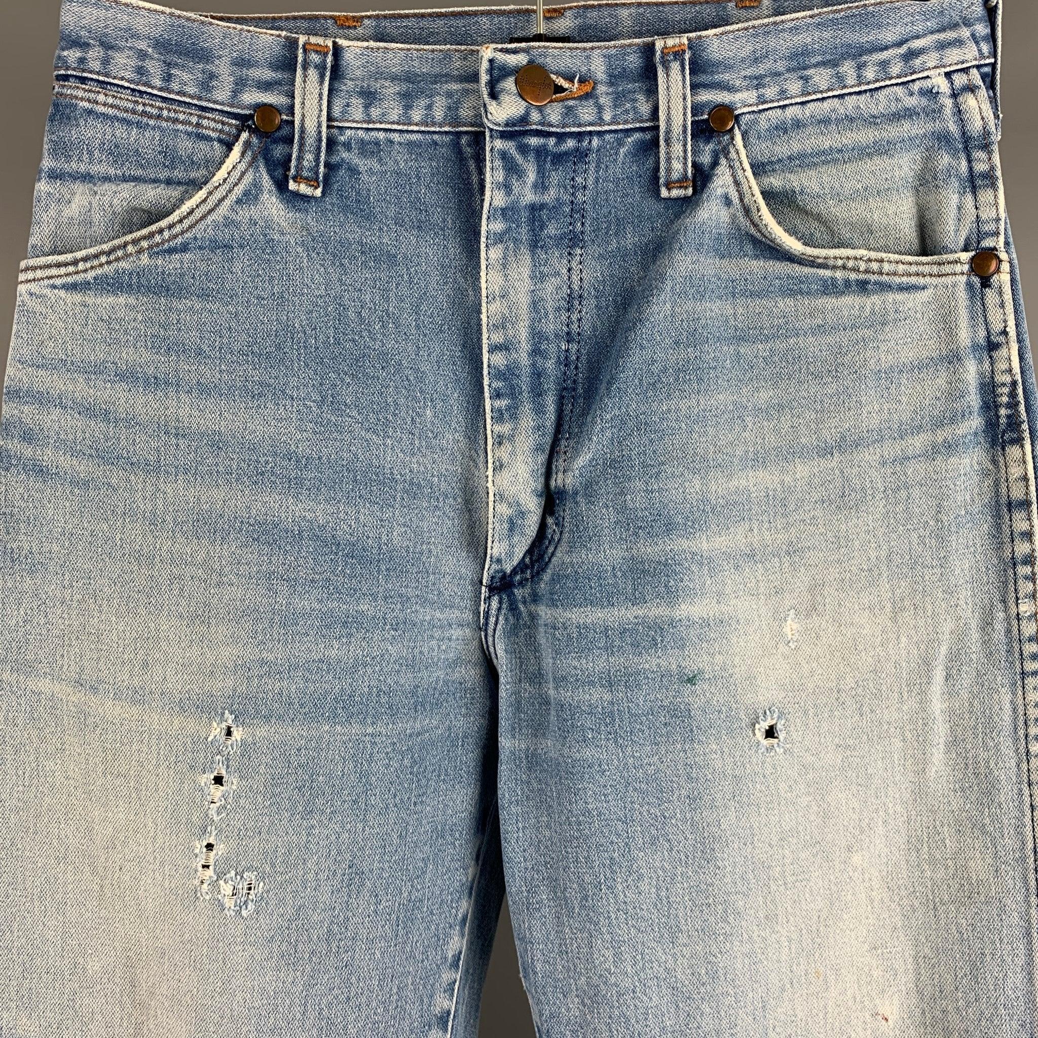 WRANGLER
jeans in a blue denim fabric featuring a straight leg, distressed details, and zipper fly closure.Very Good Pre-Owned Condition. Moderate signs of wear. 

Marked:   4LZYY403C 

Measurements: 
  Waist: 31 inches Rise: 10 inches Inseam: 35