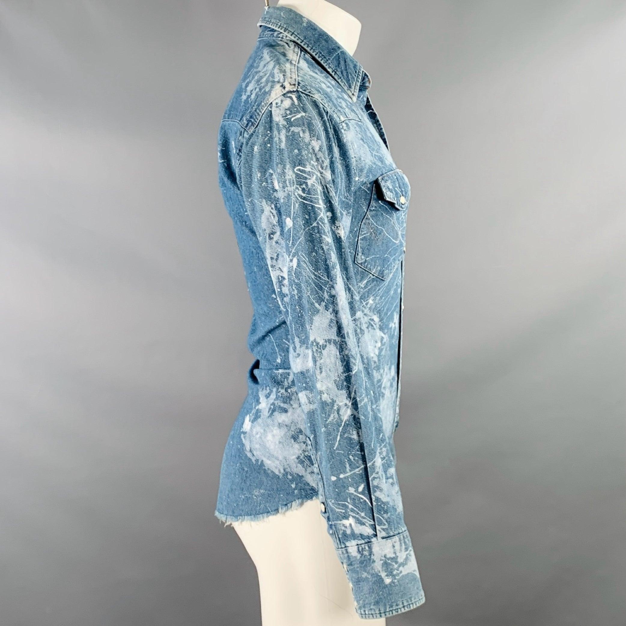 WRANGLER long sleeve shirt
in a blue woven denim (feels like cotton) featuring all over white paint splatter design, Western style, raw edges, and snaps closure.Very Good Pre-Owned Condition.
Minor signs of wear. 

Marked:   size not marked, tag